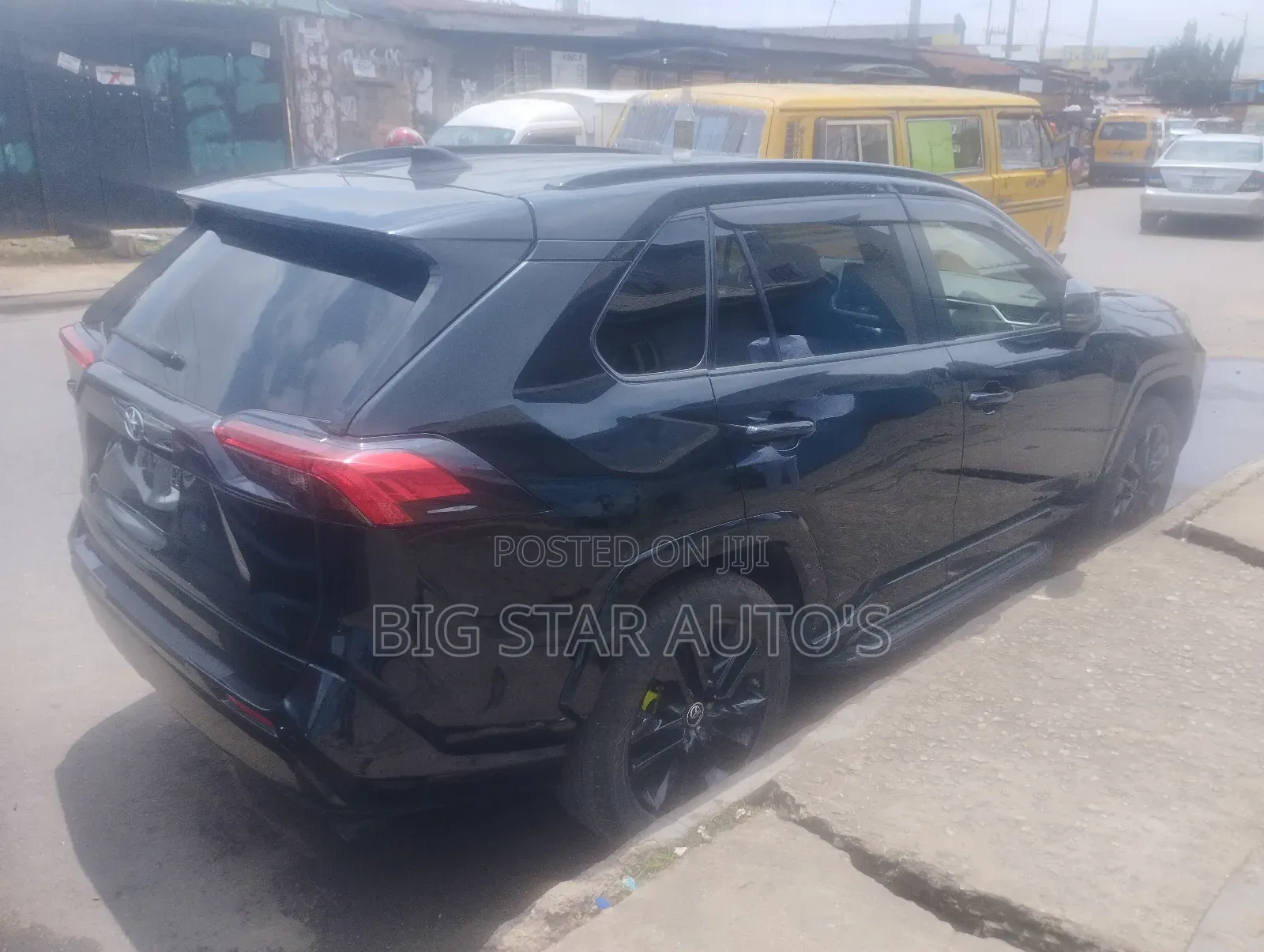 Toyota RAV4 XLE 2021 Black
