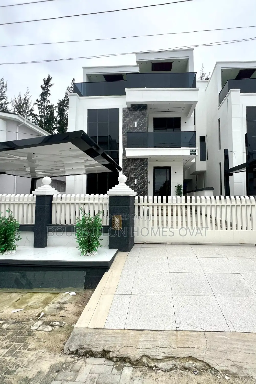 5bdrm Duplex in Ikota for sale