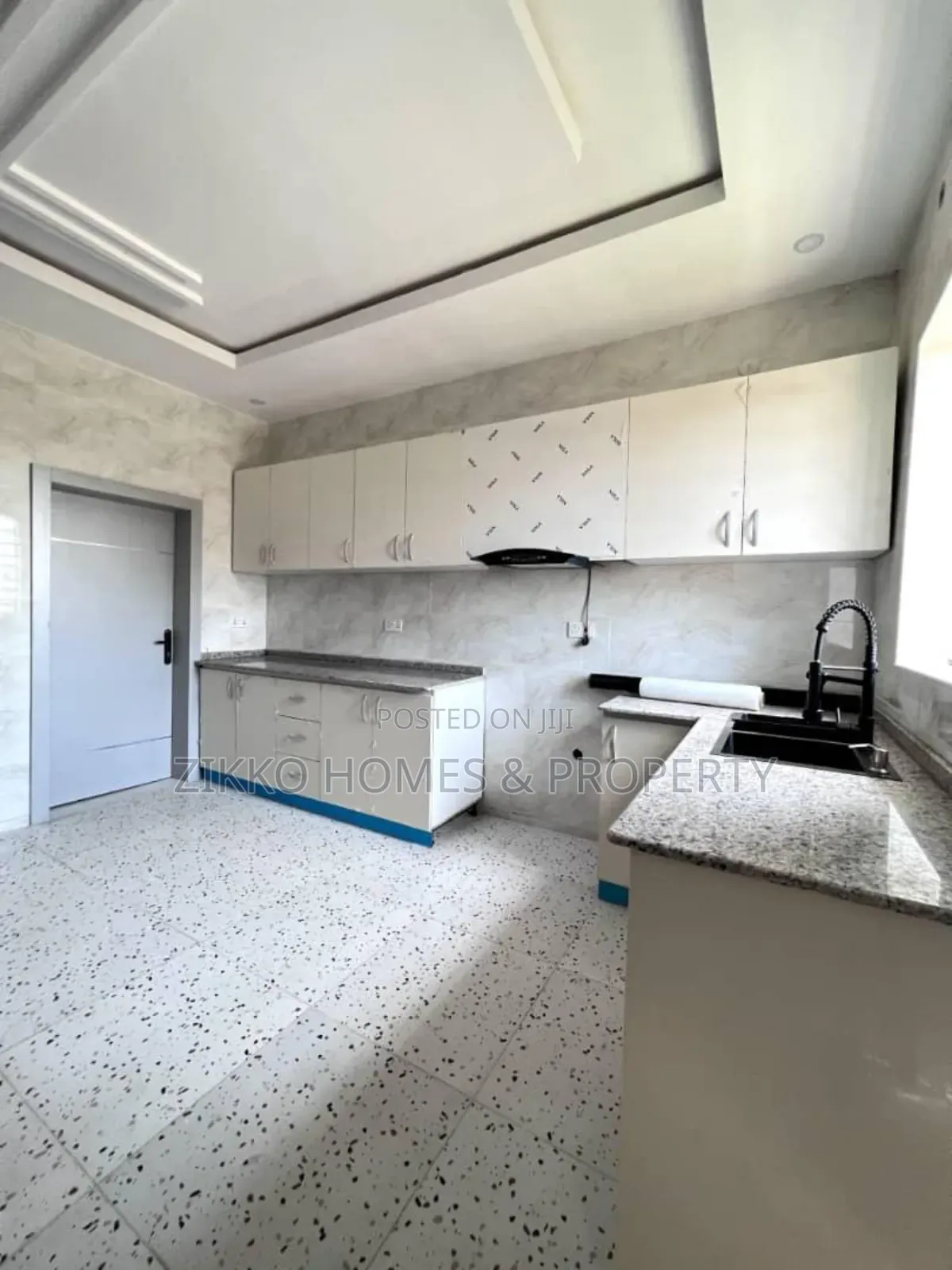 6bdrm Townhouse/Terrace in Orchid Road, Lekki for sale