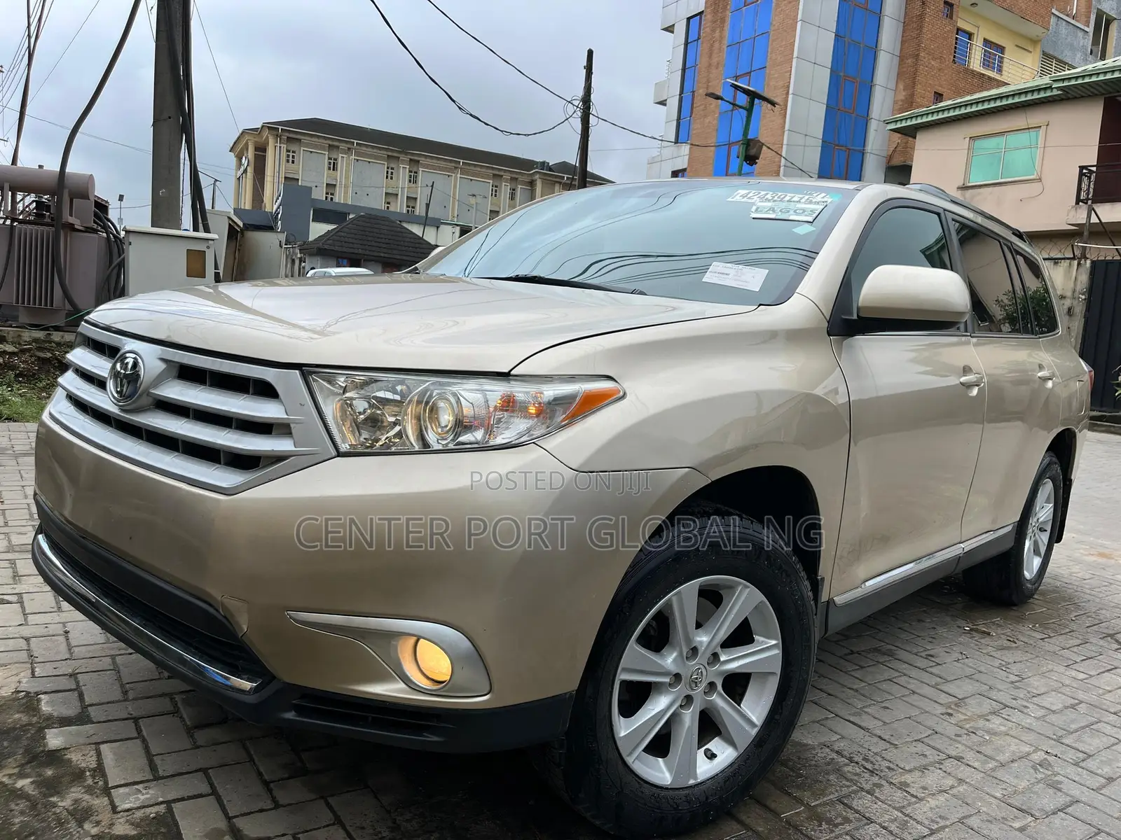 Toyota Highlander SE 2012 Gold