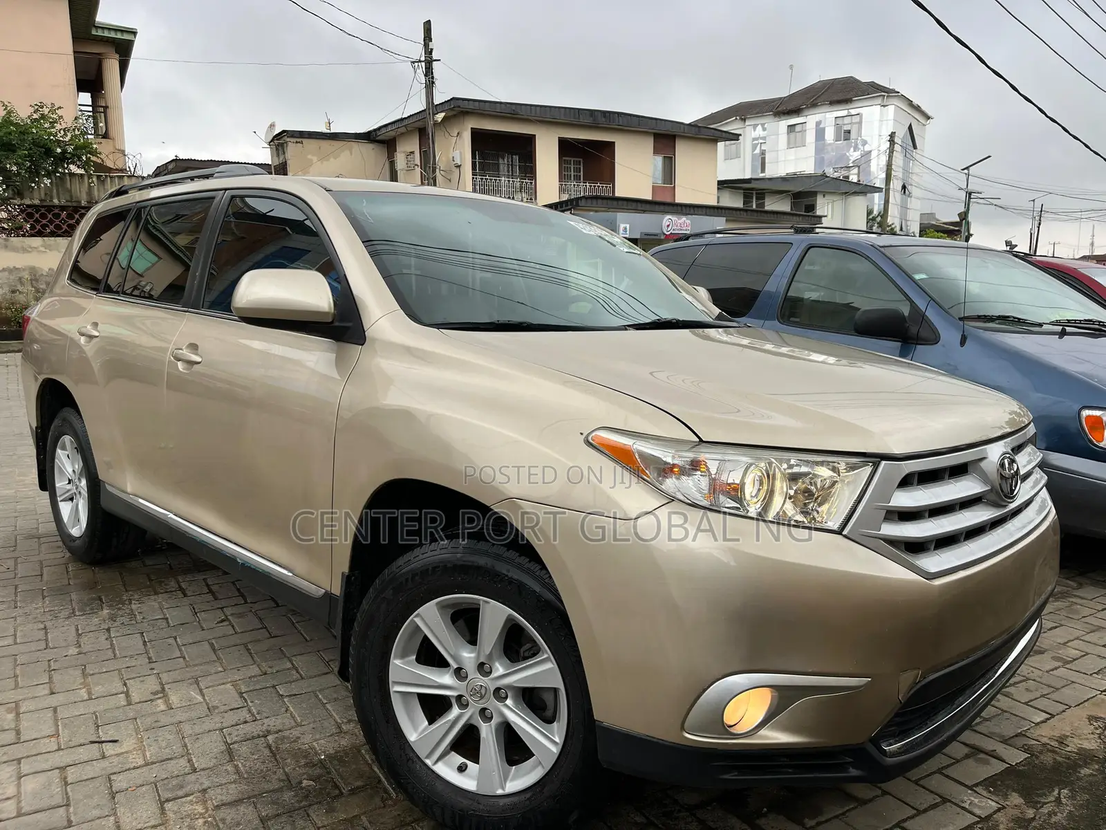 Toyota Highlander SE 2012 Gold
