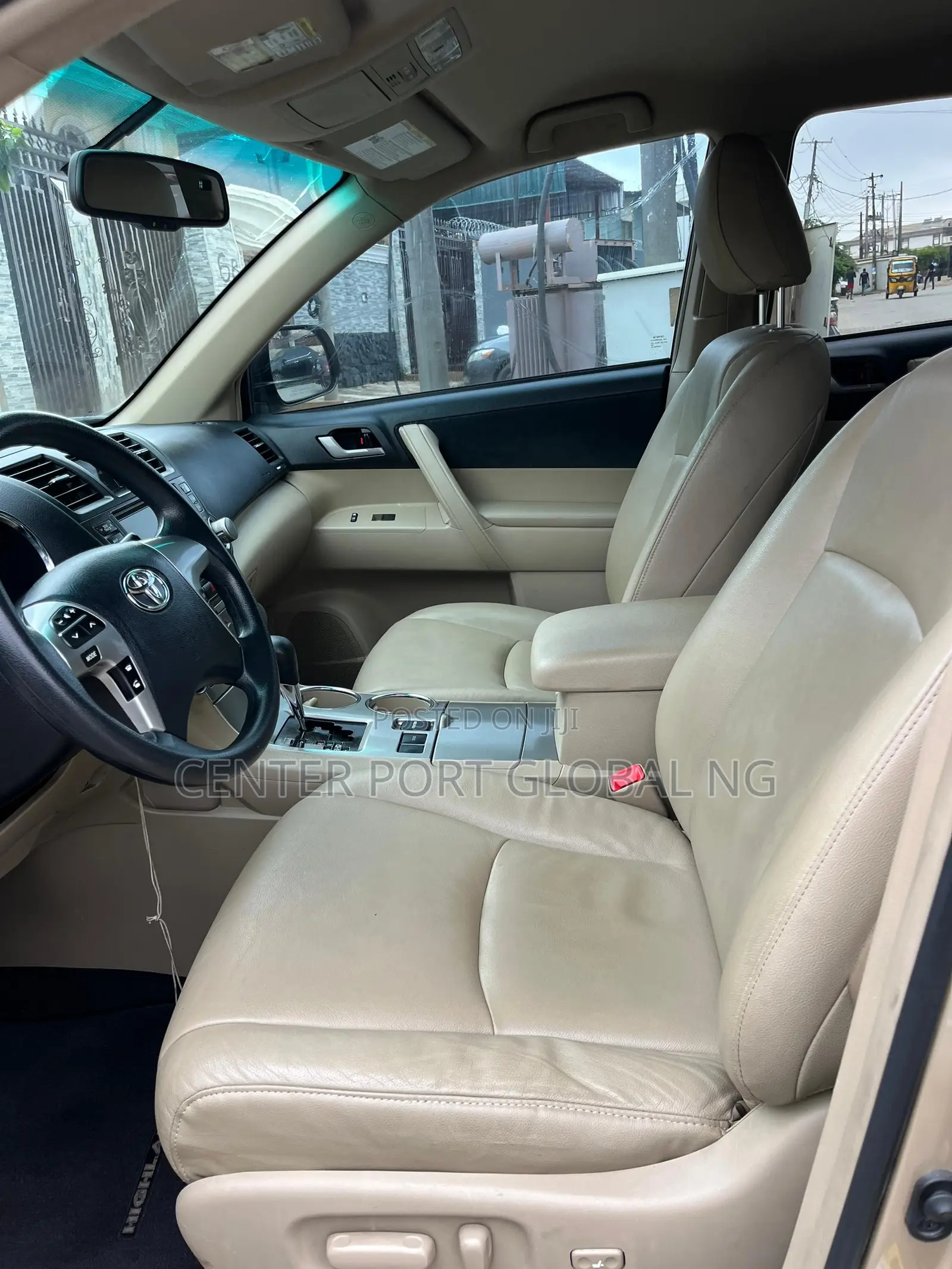 Toyota Highlander SE 2012 Gold