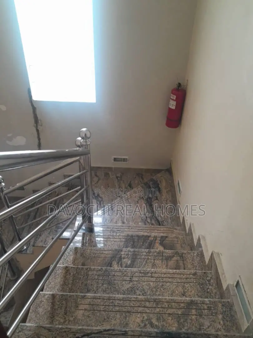 5bdrm Duplex in Chevron Drive for rent