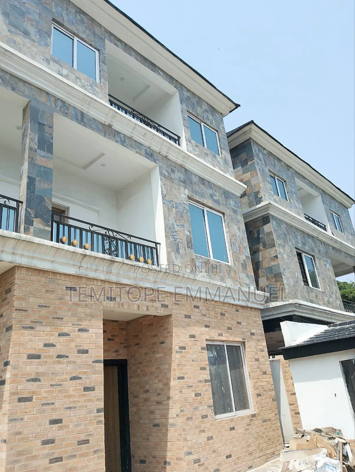 Furnished 10bdrm Apartment in Lekki Phase 1 for sale
