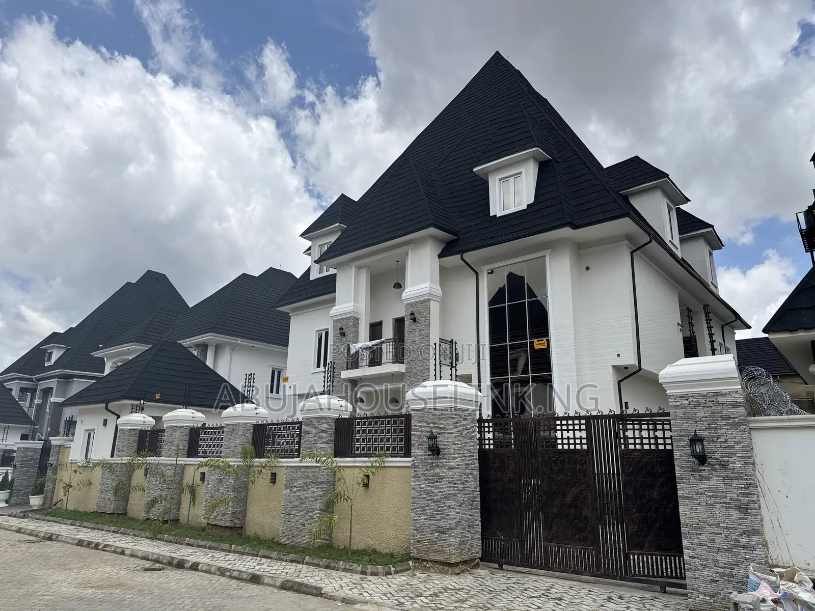7bdrm Duplex in Efab Metropolis for sale