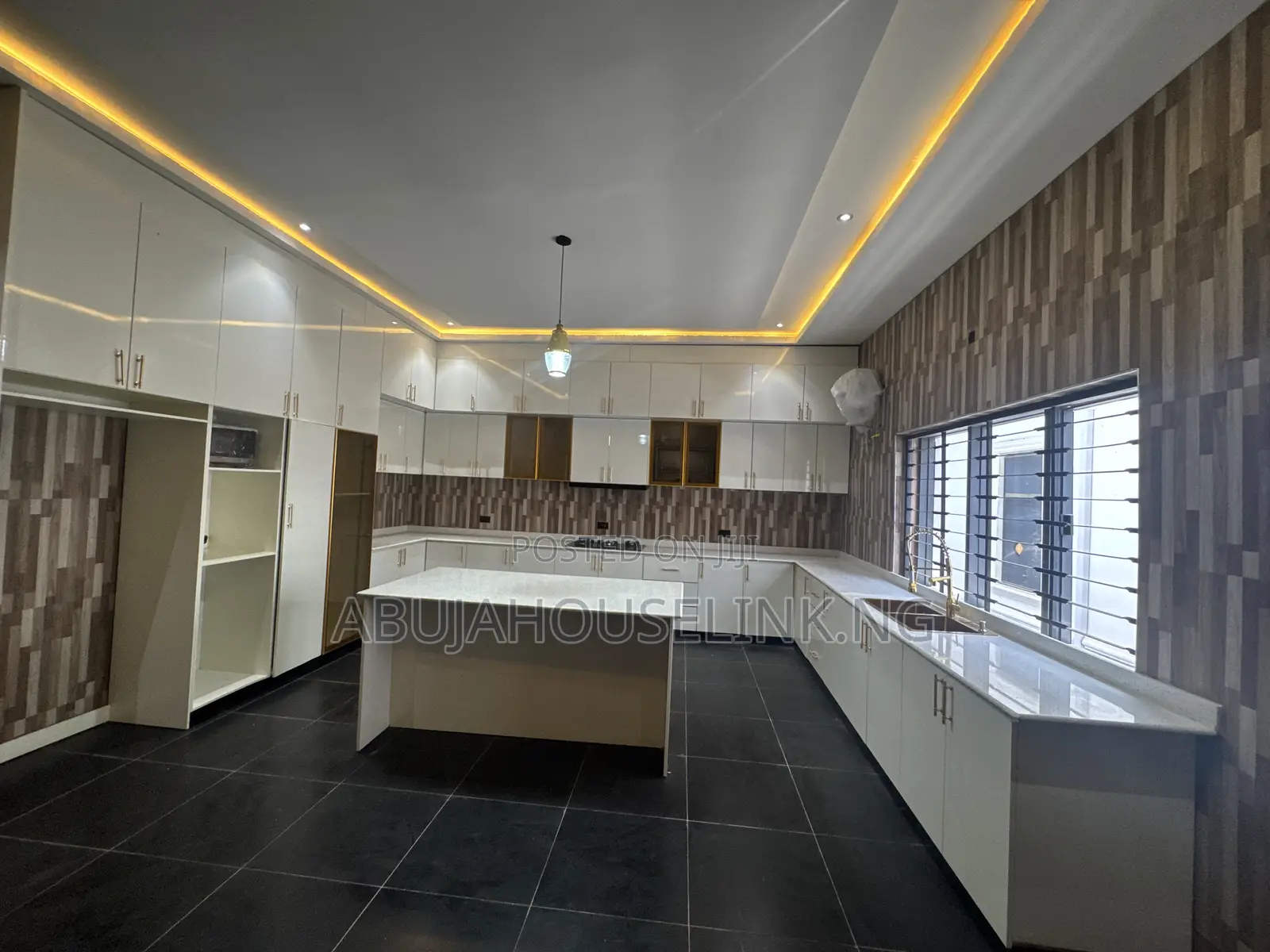 7bdrm Duplex in Efab Metropolis for sale