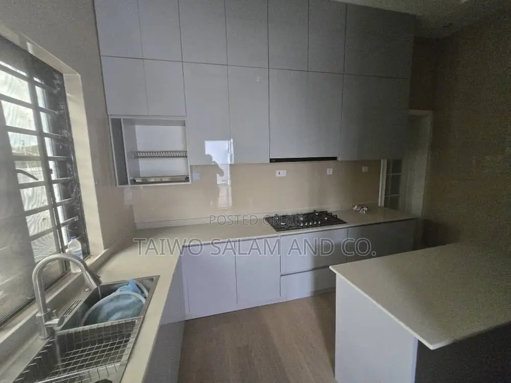 Furnished 5bdrm Bungalow in Akobo for sale