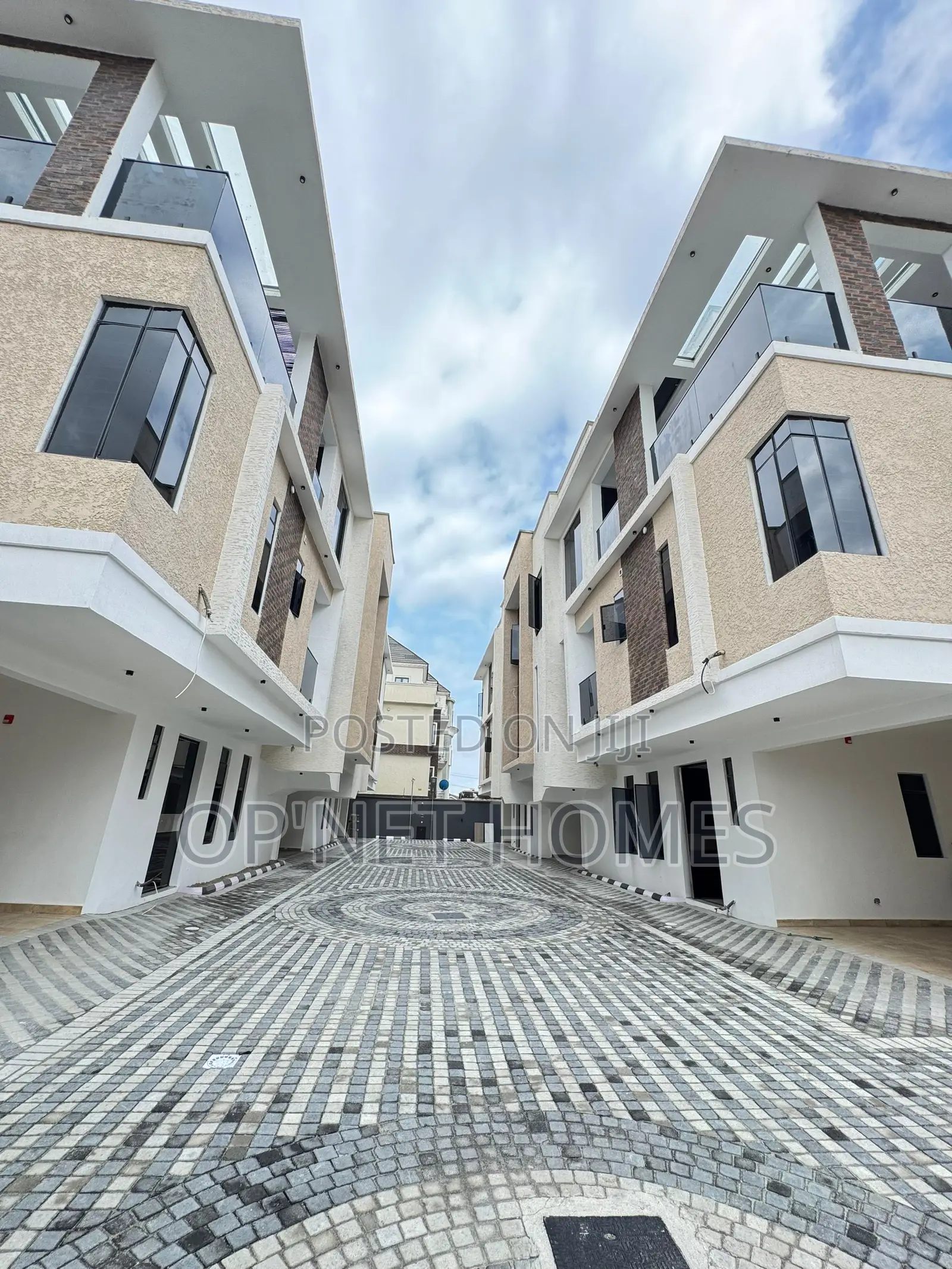 4bdrm Townhouse/Terrace in Lekki Phase 1 for sale