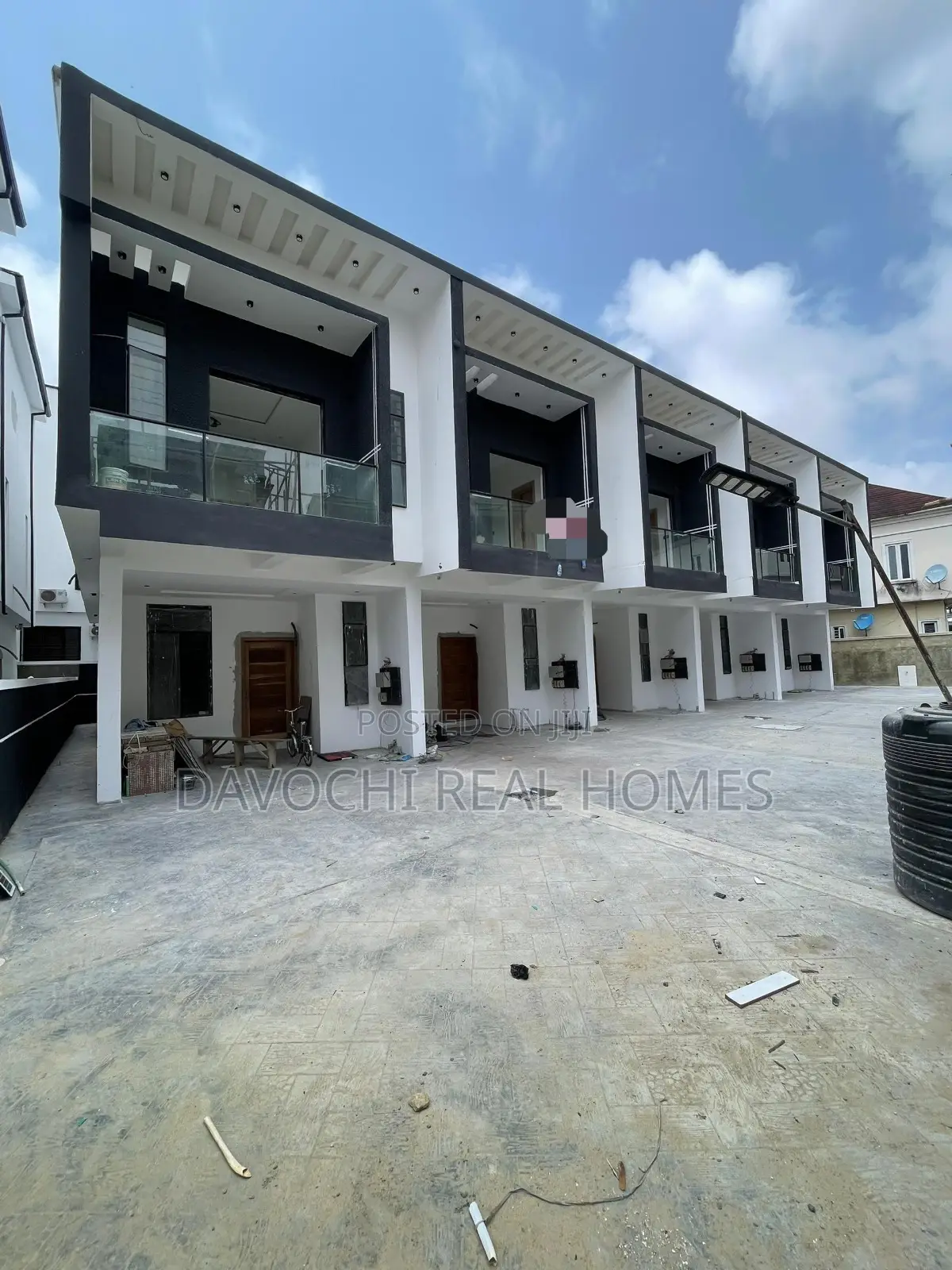 4bdrm Duplex in Chevron Drive for sale