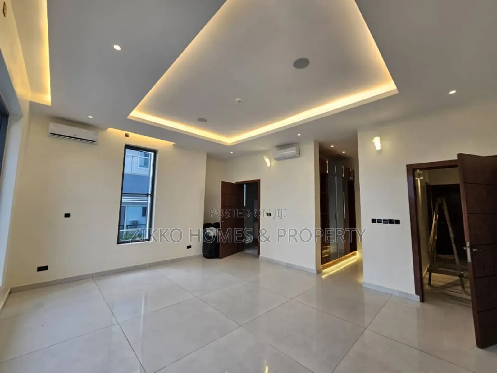 5bdrm Duplex in Banana Island for sale