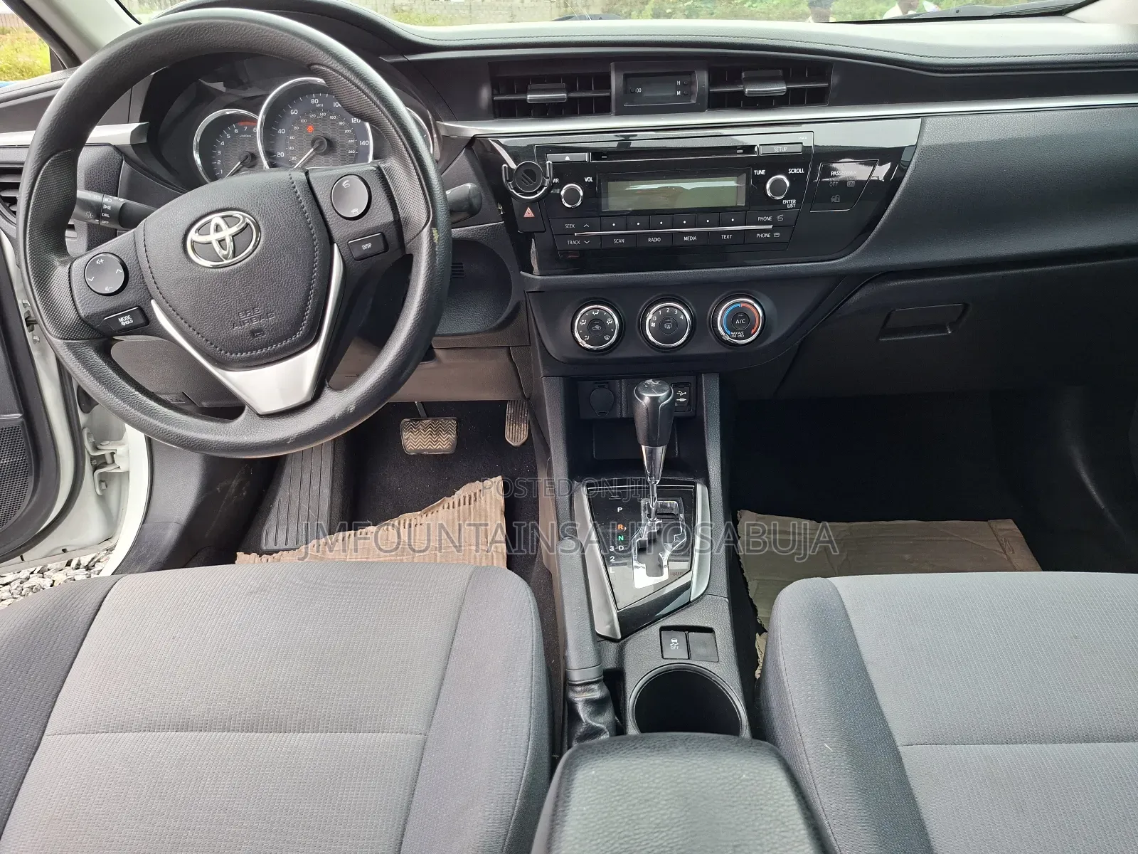 Toyota Corolla LE 4dr Sedan (1.8L 4cyl CVT) 2015 White