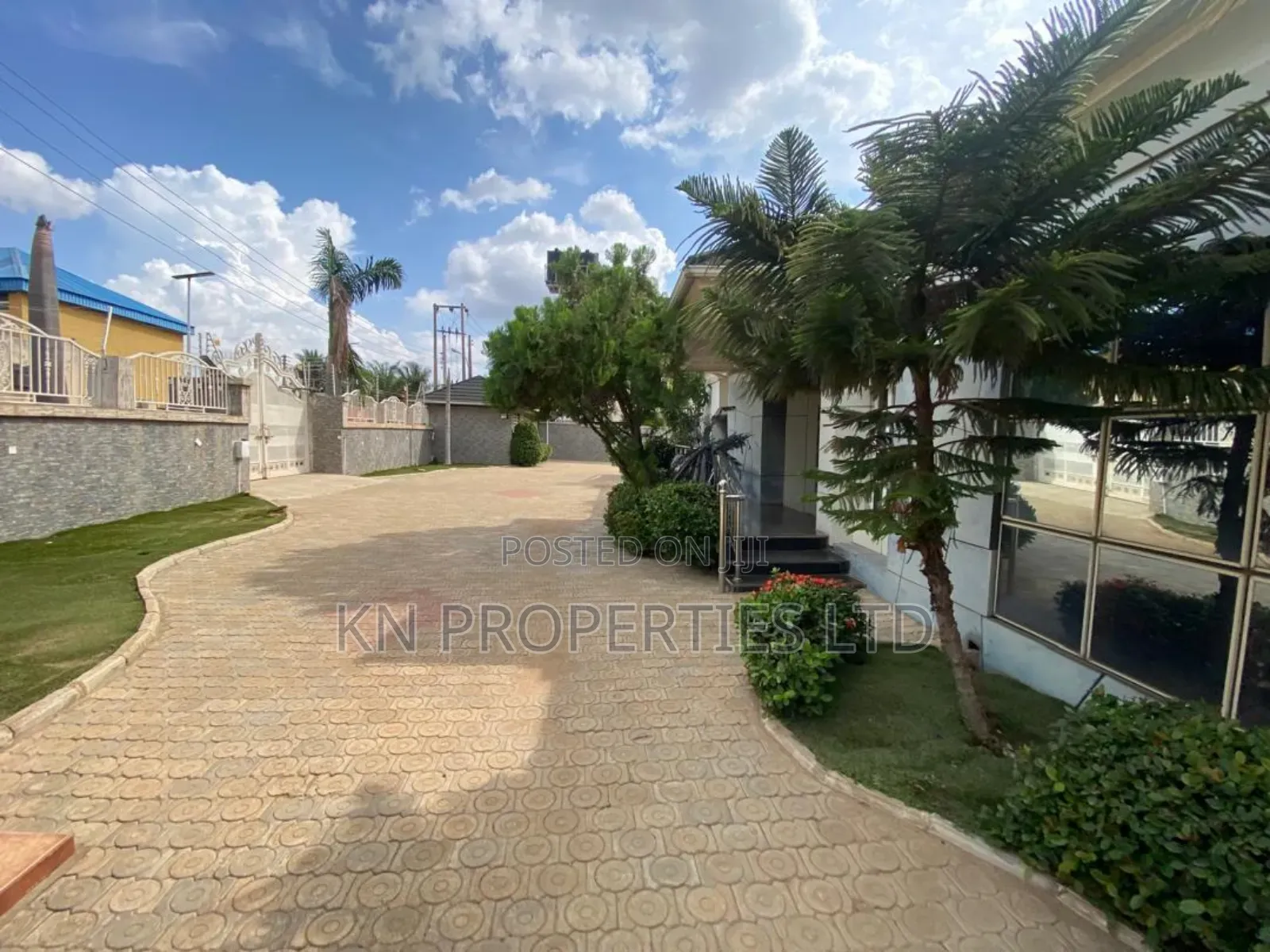 Furnished 6bdrm Duplex in Apo for rent