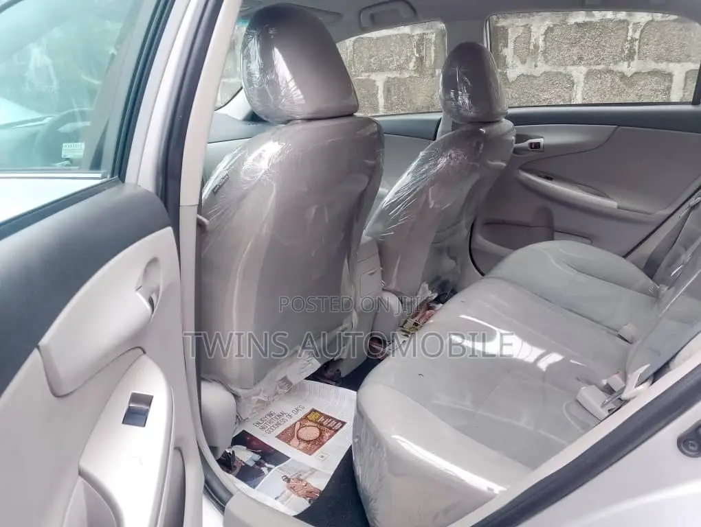 Toyota Corolla LE 4dr Sedan (1.8L 4cyl 4A) 2012 Silver