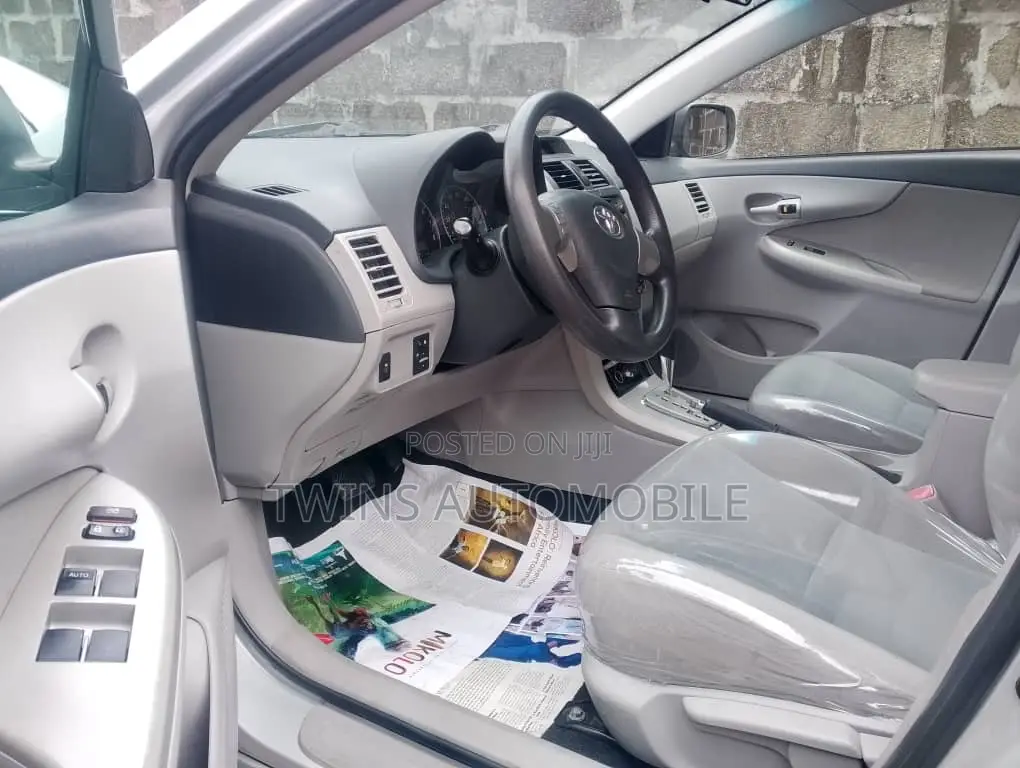 Toyota Corolla LE 4dr Sedan (1.8L 4cyl 4A) 2012 Silver