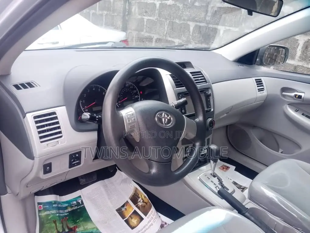 Toyota Corolla LE 4dr Sedan (1.8L 4cyl 4A) 2012 Silver