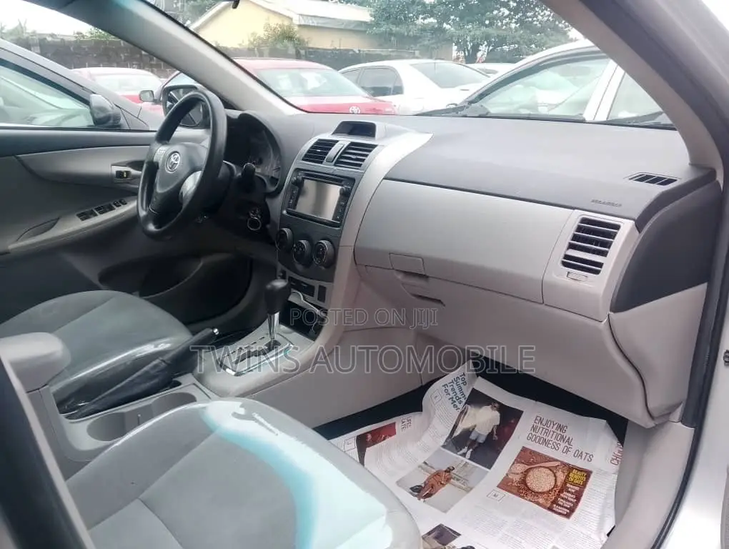 Toyota Corolla LE 4dr Sedan (1.8L 4cyl 4A) 2012 Silver