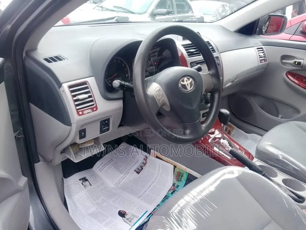 Toyota Corolla LE 4dr Sedan (1.8L 4cyl 4A) 2012 Gray