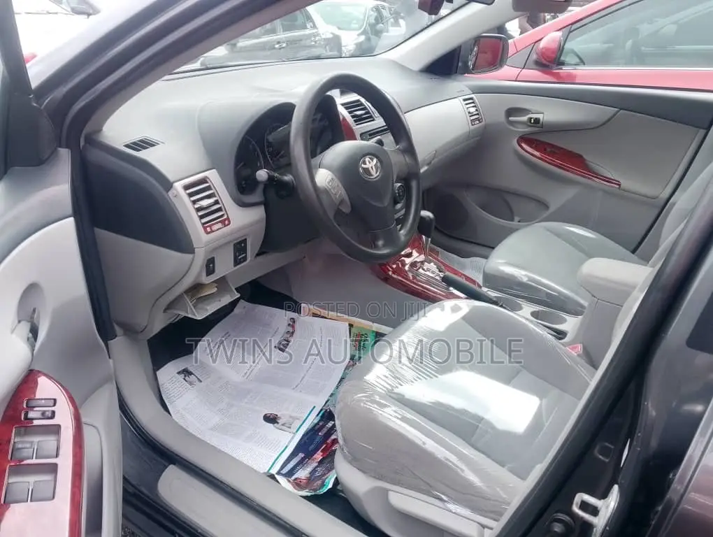 Toyota Corolla LE 4dr Sedan (1.8L 4cyl 4A) 2012 Gray