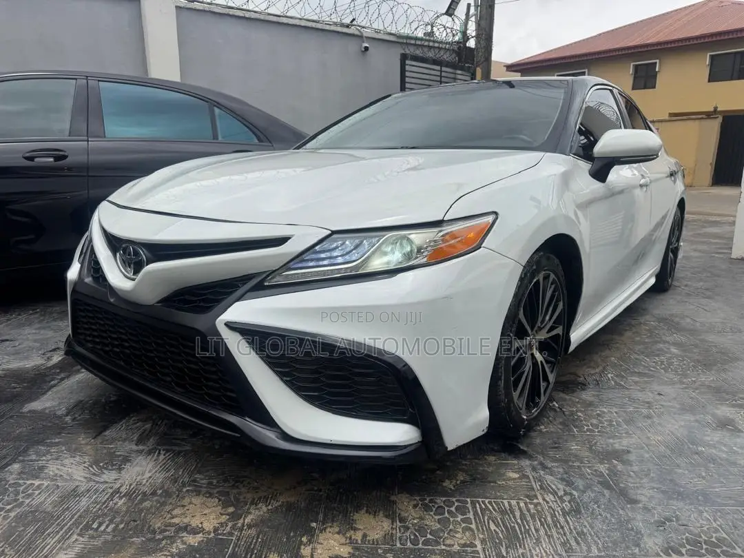 Toyota Camry SE (2.5L 4cyl 8A) 2019 White