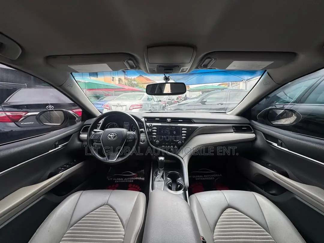 Toyota Camry SE (2.5L 4cyl 8A) 2019 White