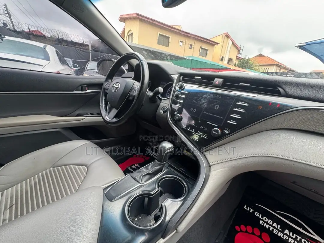 Toyota Camry SE (2.5L 4cyl 8A) 2019 White