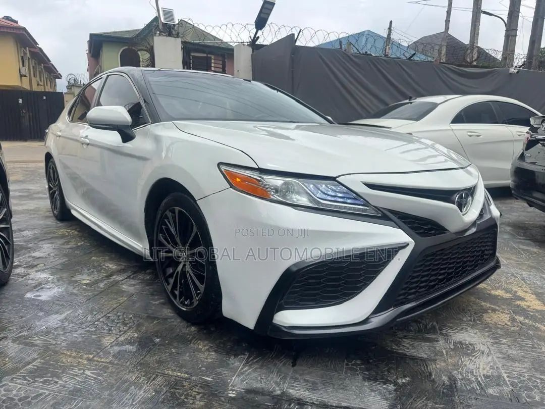 Toyota Camry SE (2.5L 4cyl 8A) 2019 White