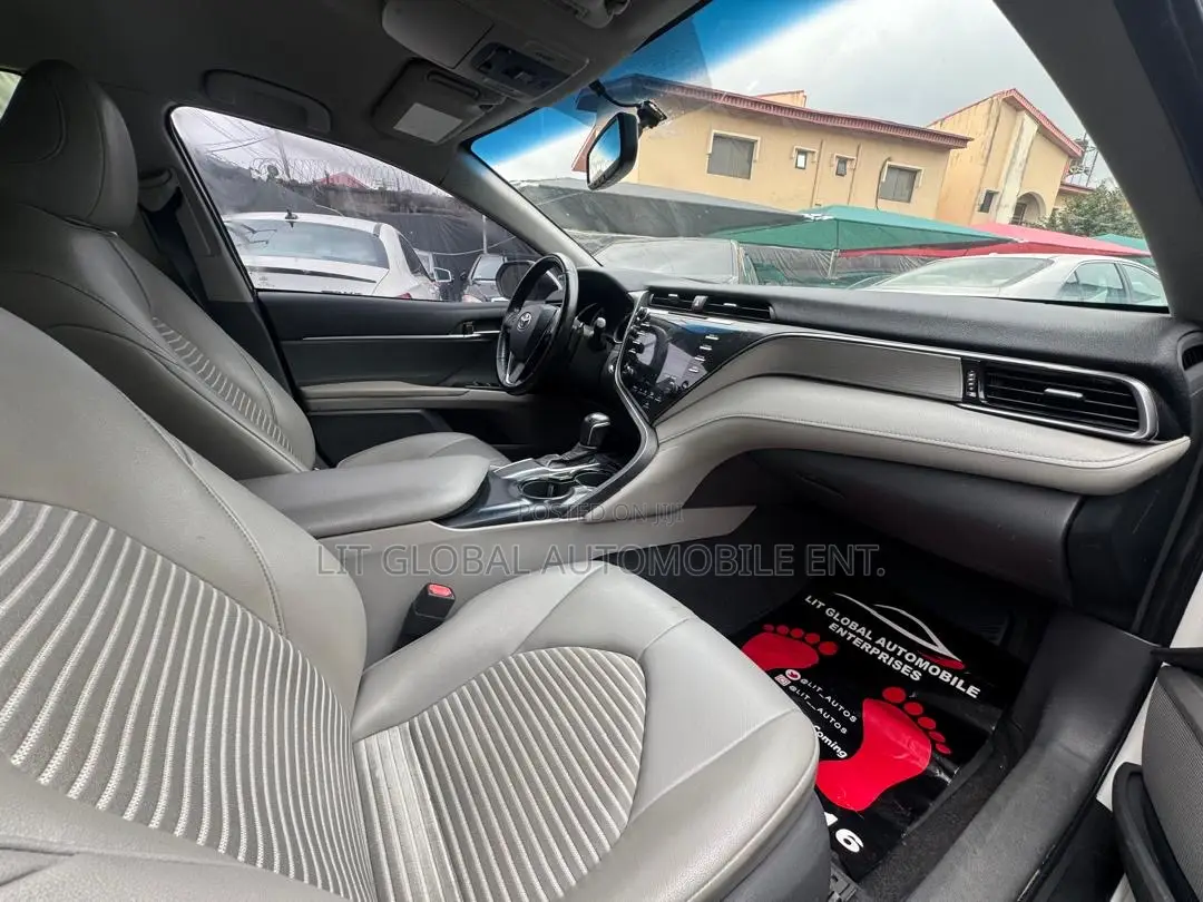 Toyota Camry SE (2.5L 4cyl 8A) 2019 White