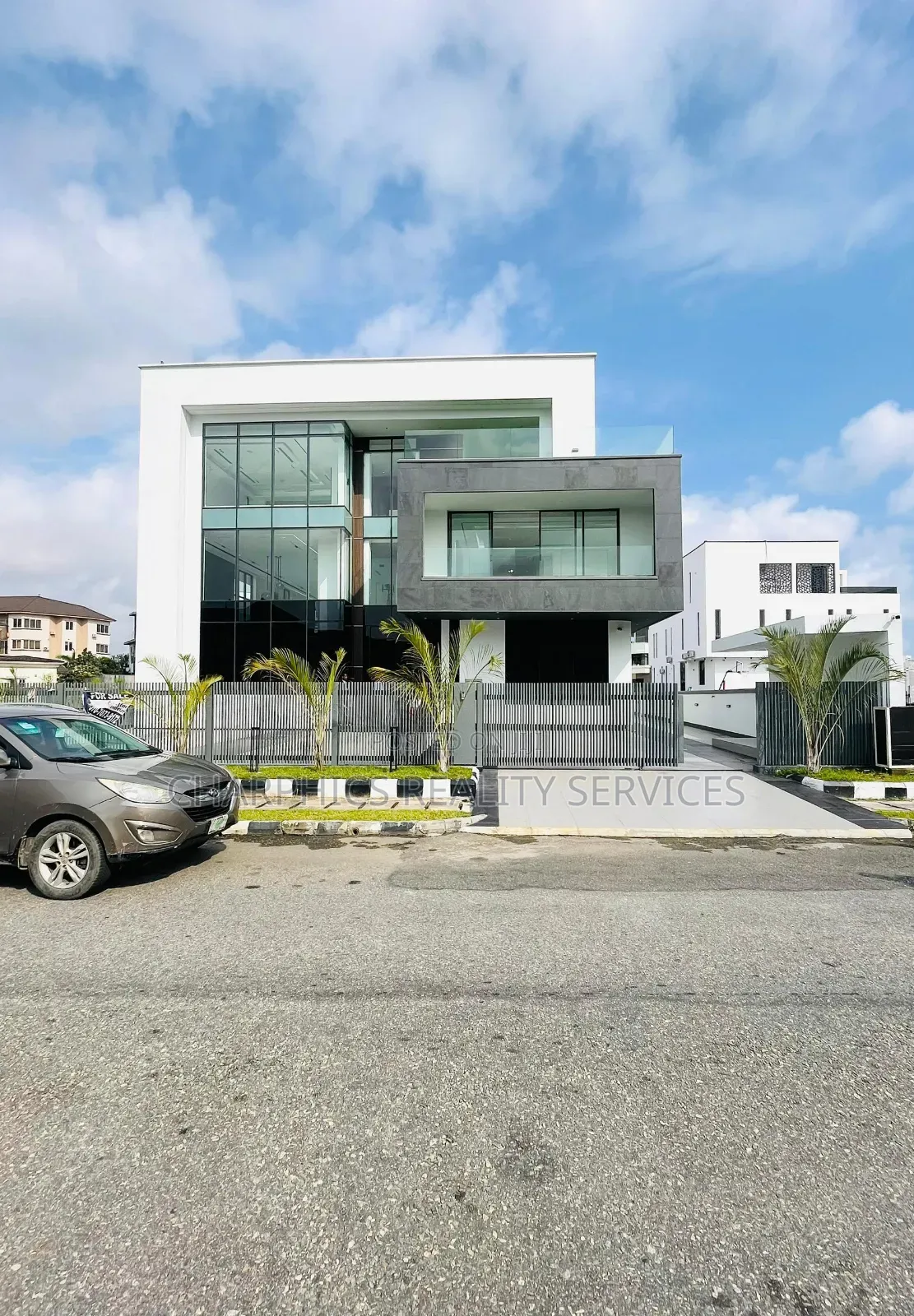 5bdrm Duplex in Osapa london for sale