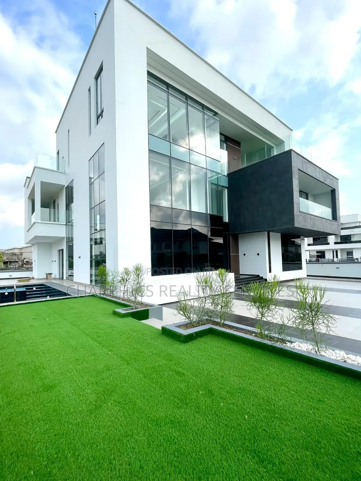 5bdrm Duplex in Osapa london for sale