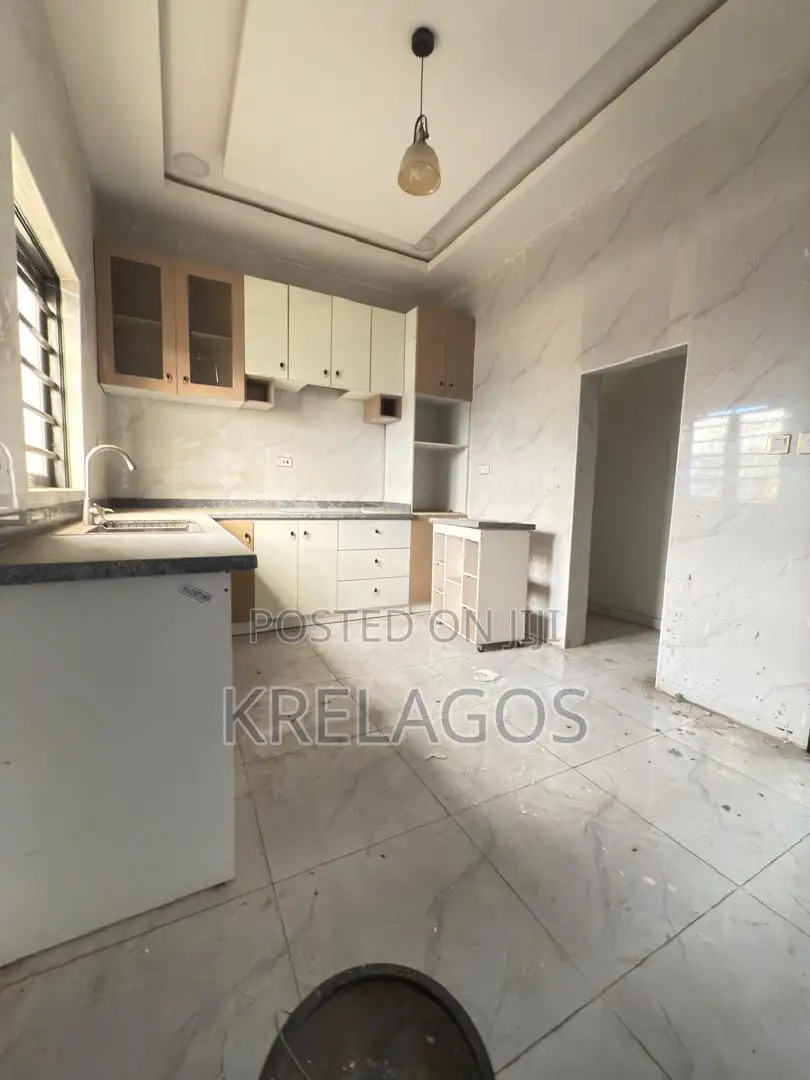 4bdrm Duplex in Chevron for sale