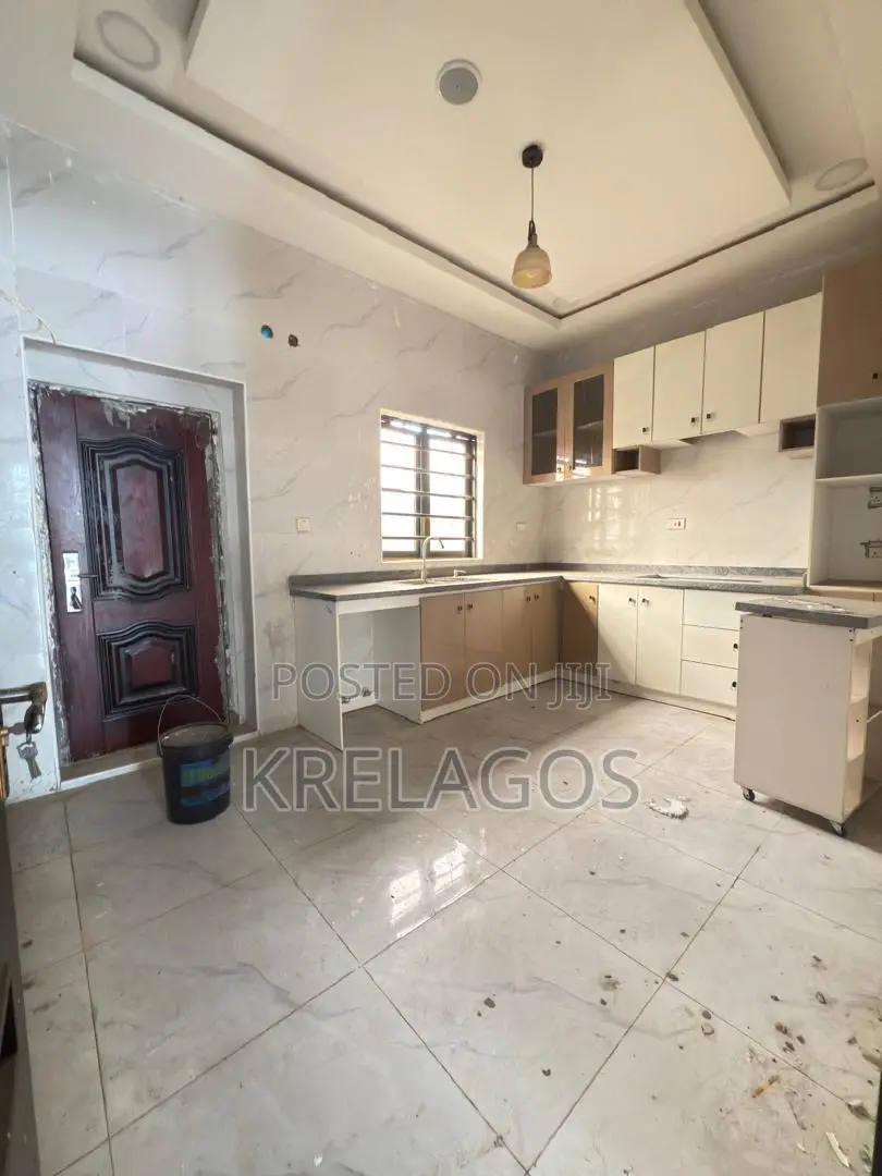 4bdrm Duplex in Chevron for sale