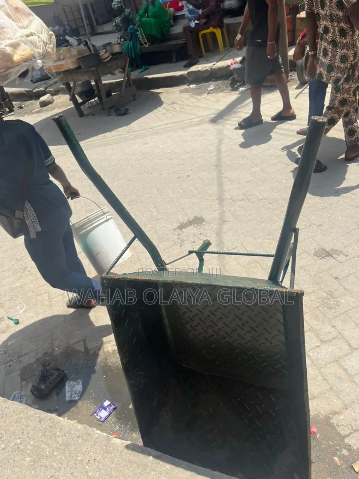 Durable Wheelbarrow – Heavy-Duty Construction for Worksites Home Use