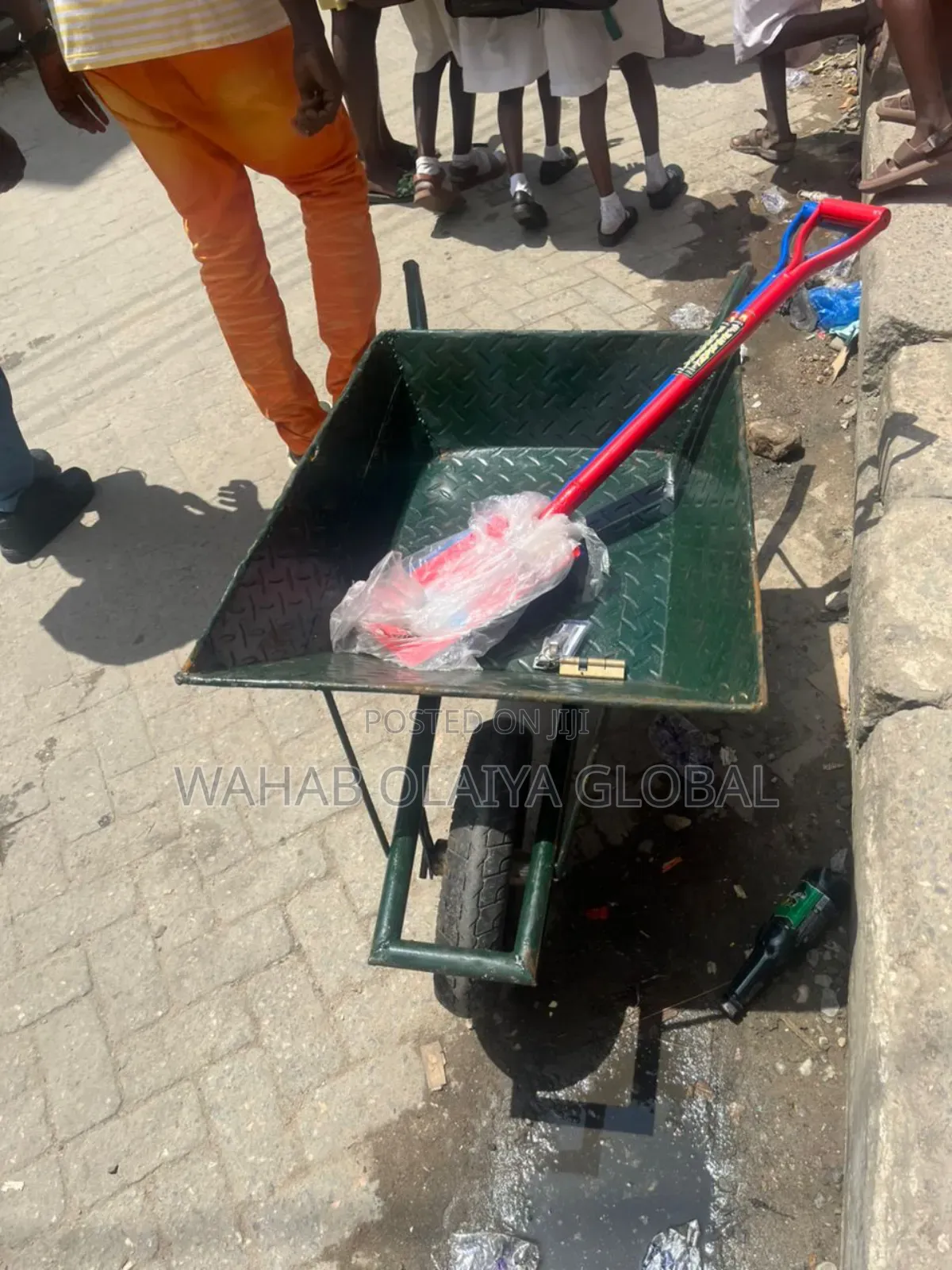 Durable Wheelbarrow – Heavy-Duty Construction for Worksites Home Use