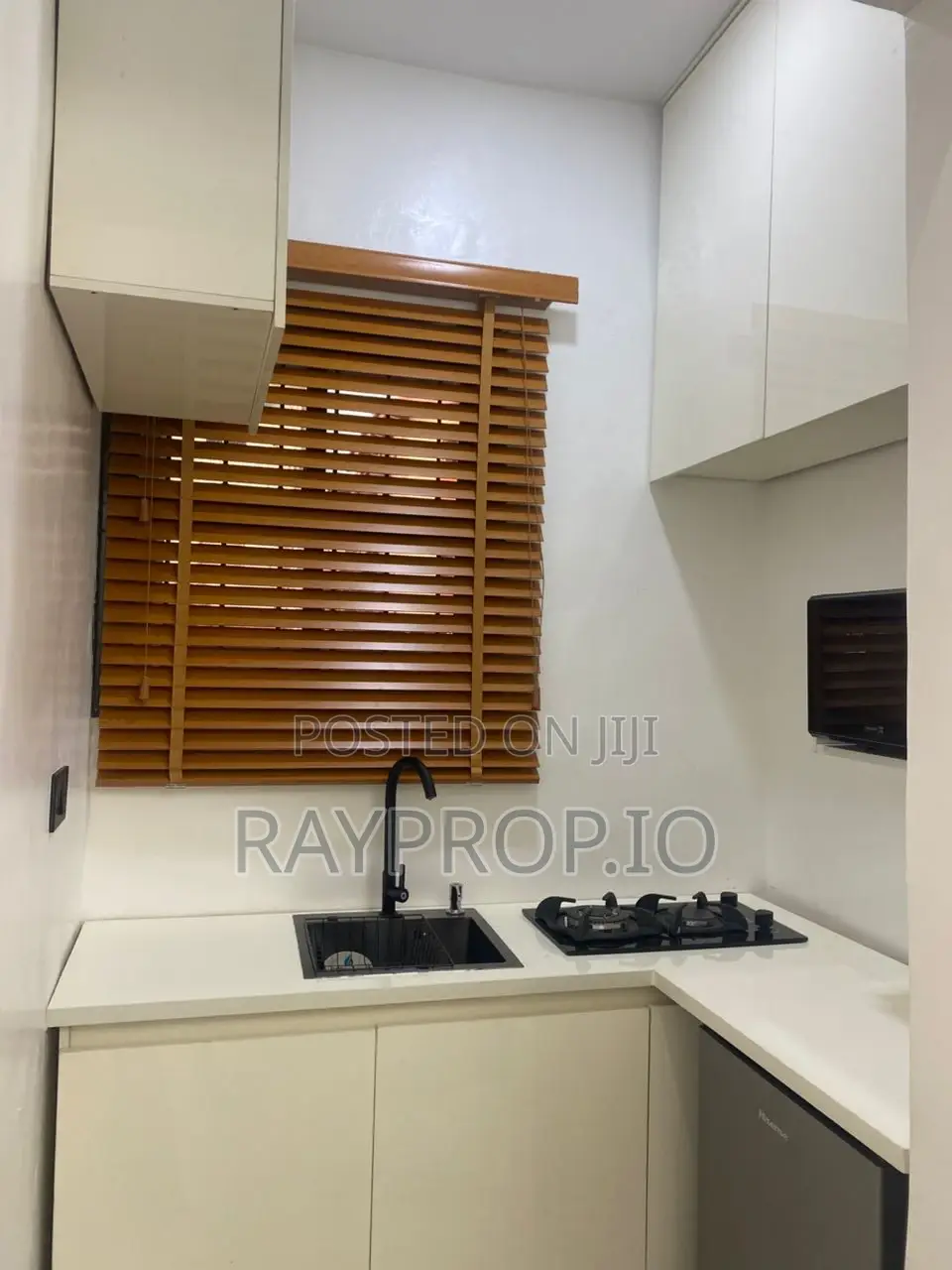 561110pl - Studio Shortlet in Yaba
