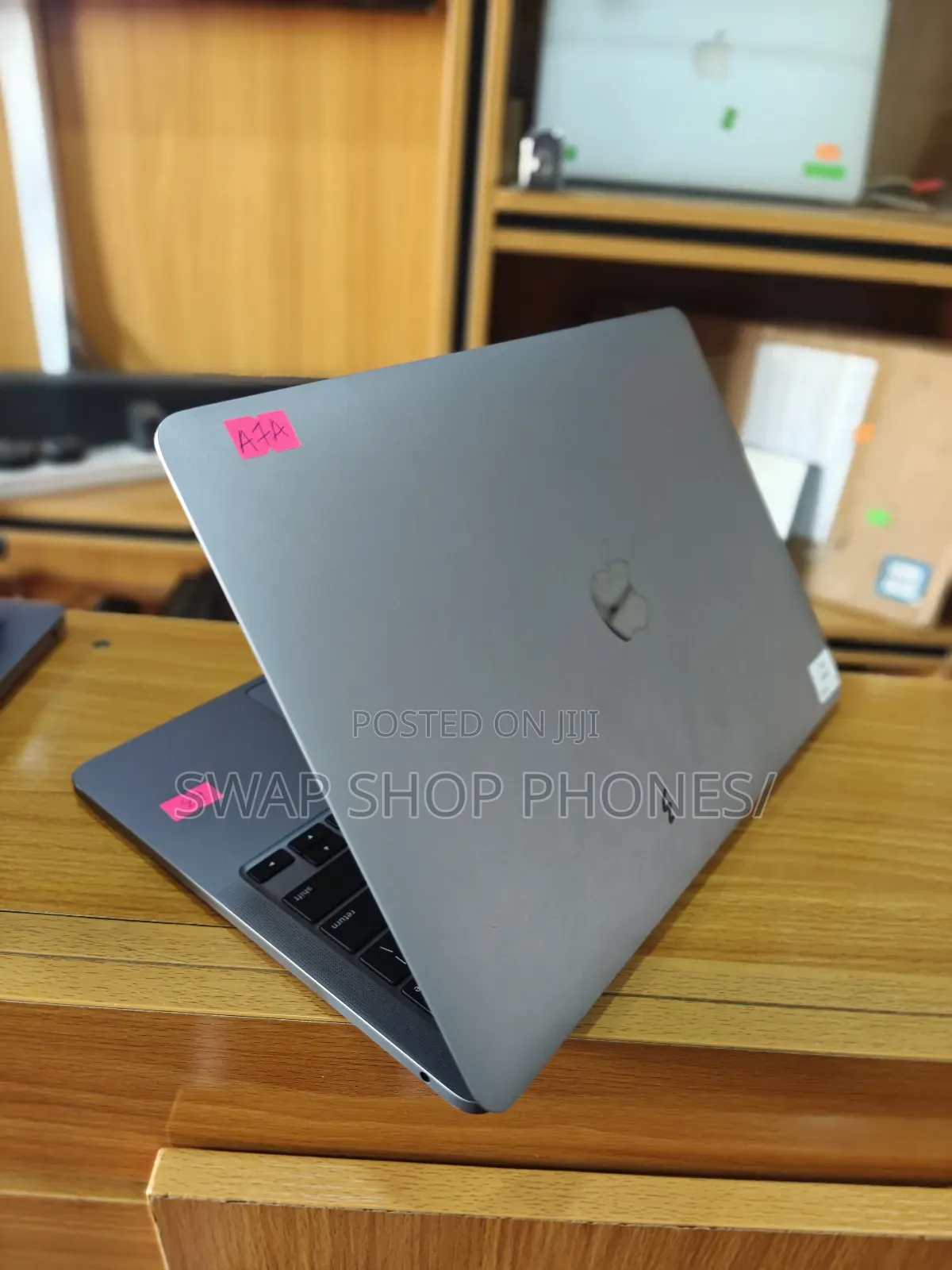 Laptop Apple MacBook Pro 2022 M2 8GB Apple M2 SSD 256GB