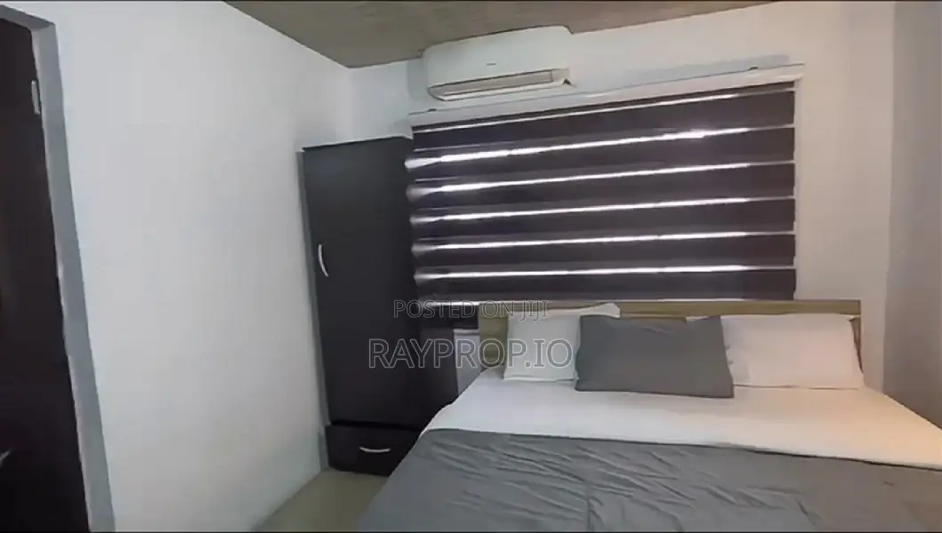 642041gq - 5 Bedroom Shortlet in Ikeja