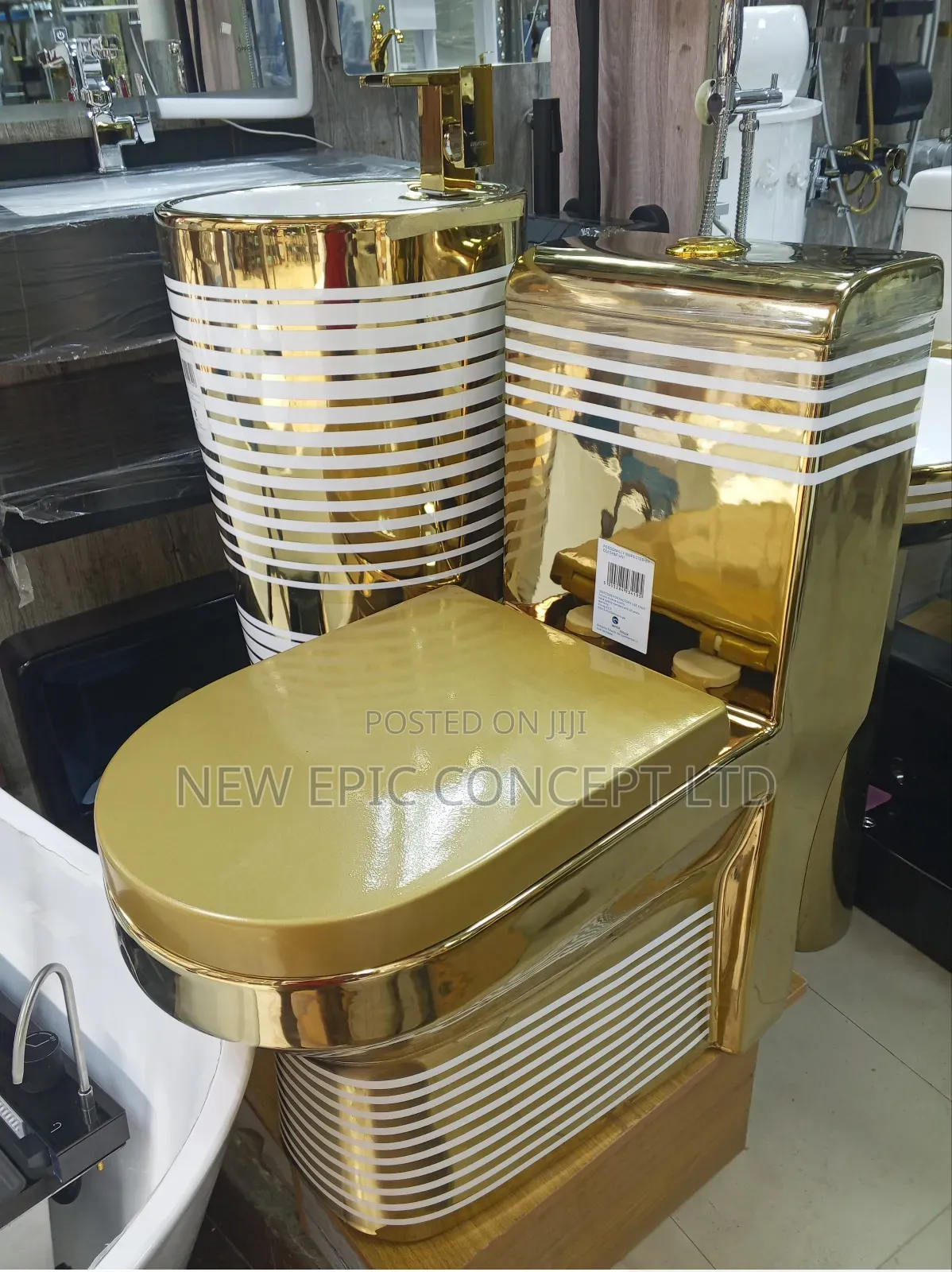 High Quality Executive Gold Water Closet With Standing Basin