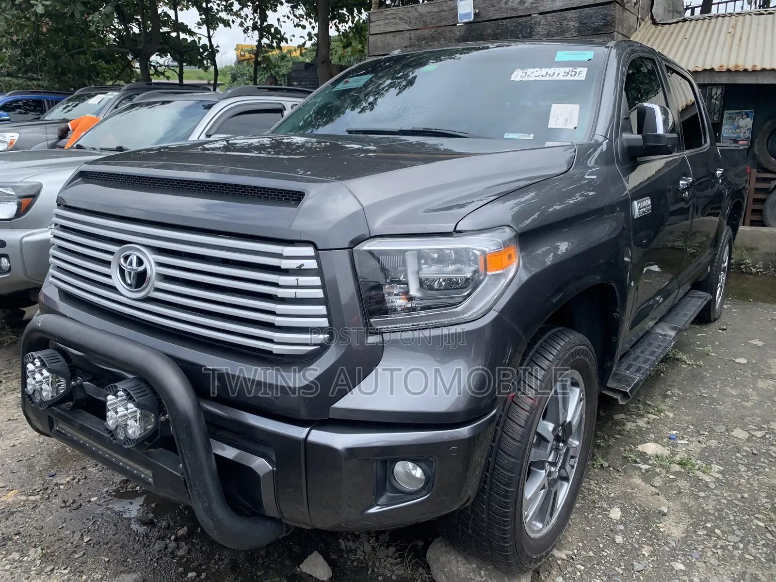 Toyota Tundra Platinum 5.7L V8 4x4 CrewMax 5.6 ft. box 145.7 in. WB