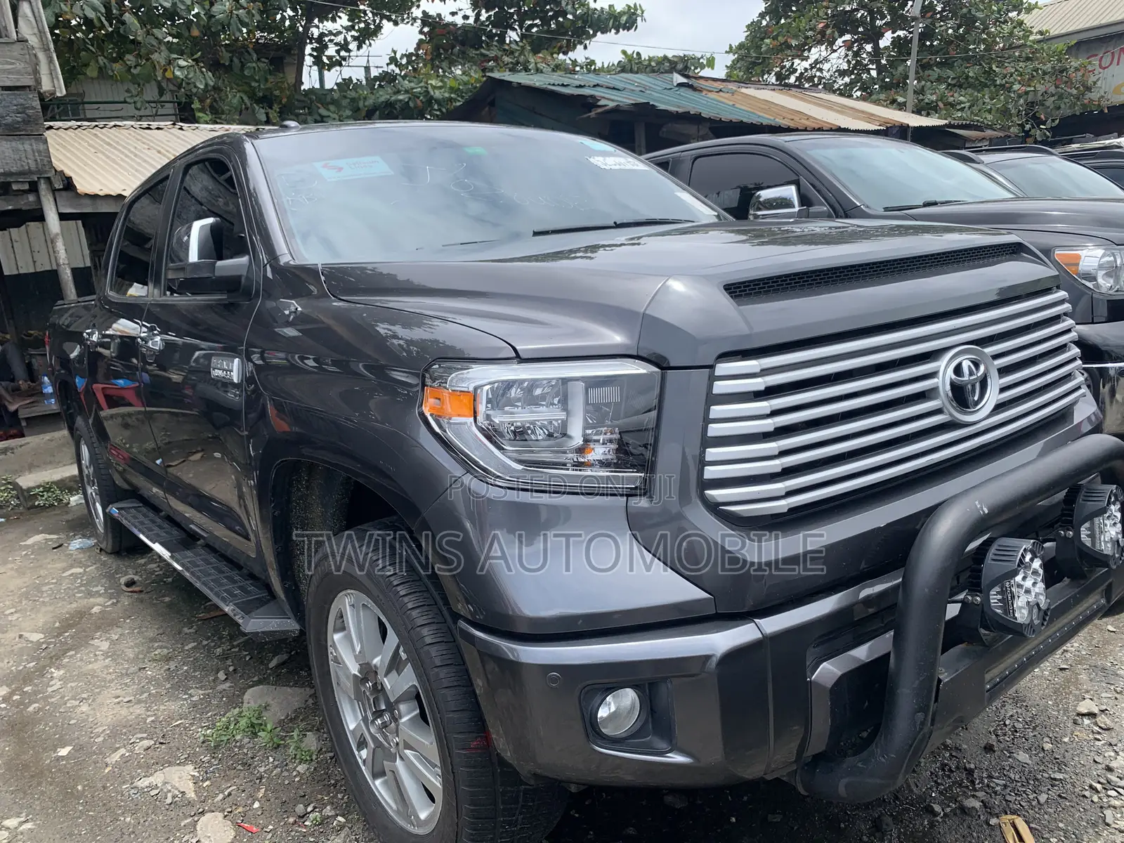 Toyota Tundra Platinum 5.7L V8 4x4 CrewMax 5.6 ft. box 145.7 in. WB