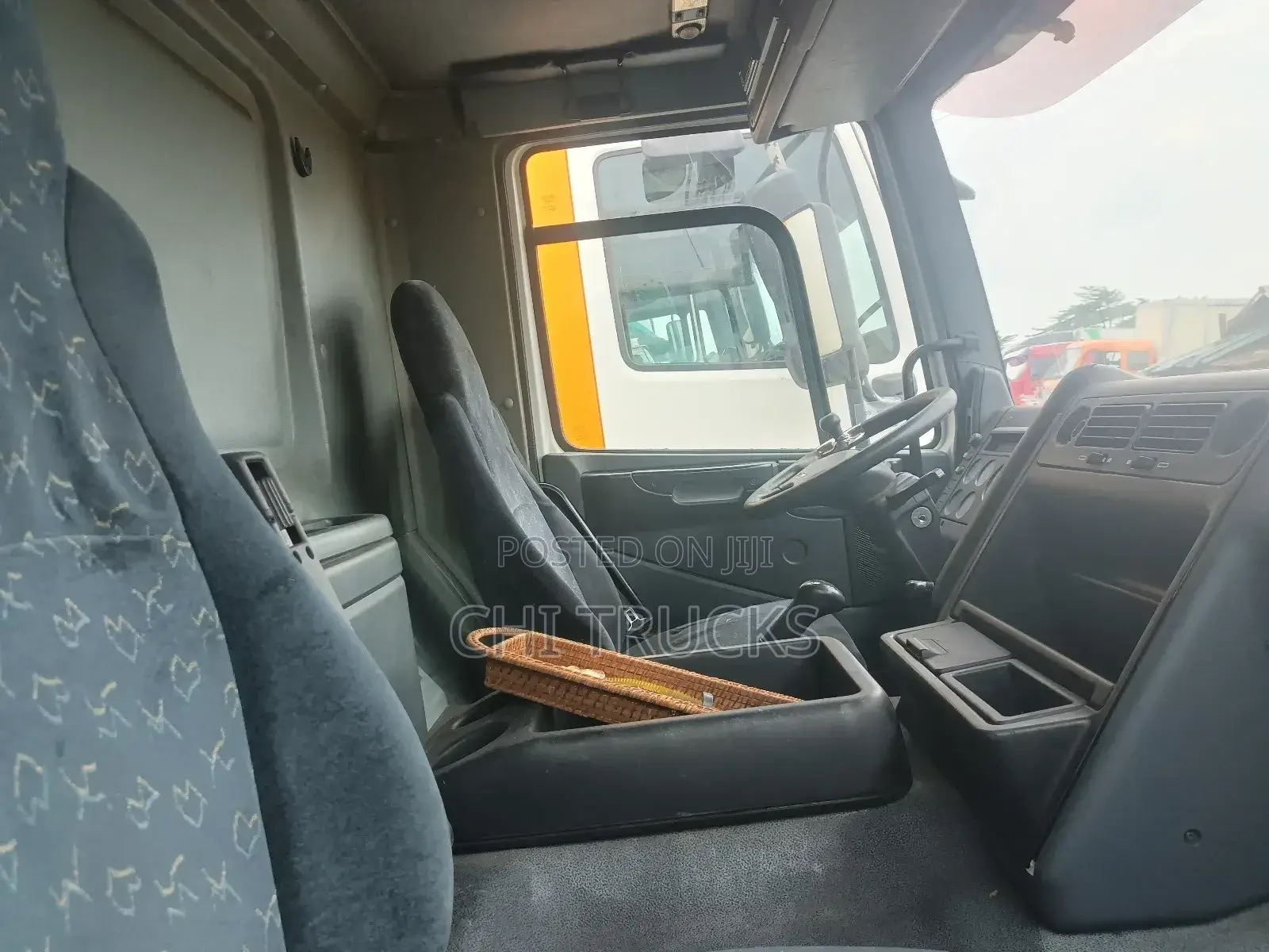 Daf 75 Cf Container Body Truck With Lift Gate