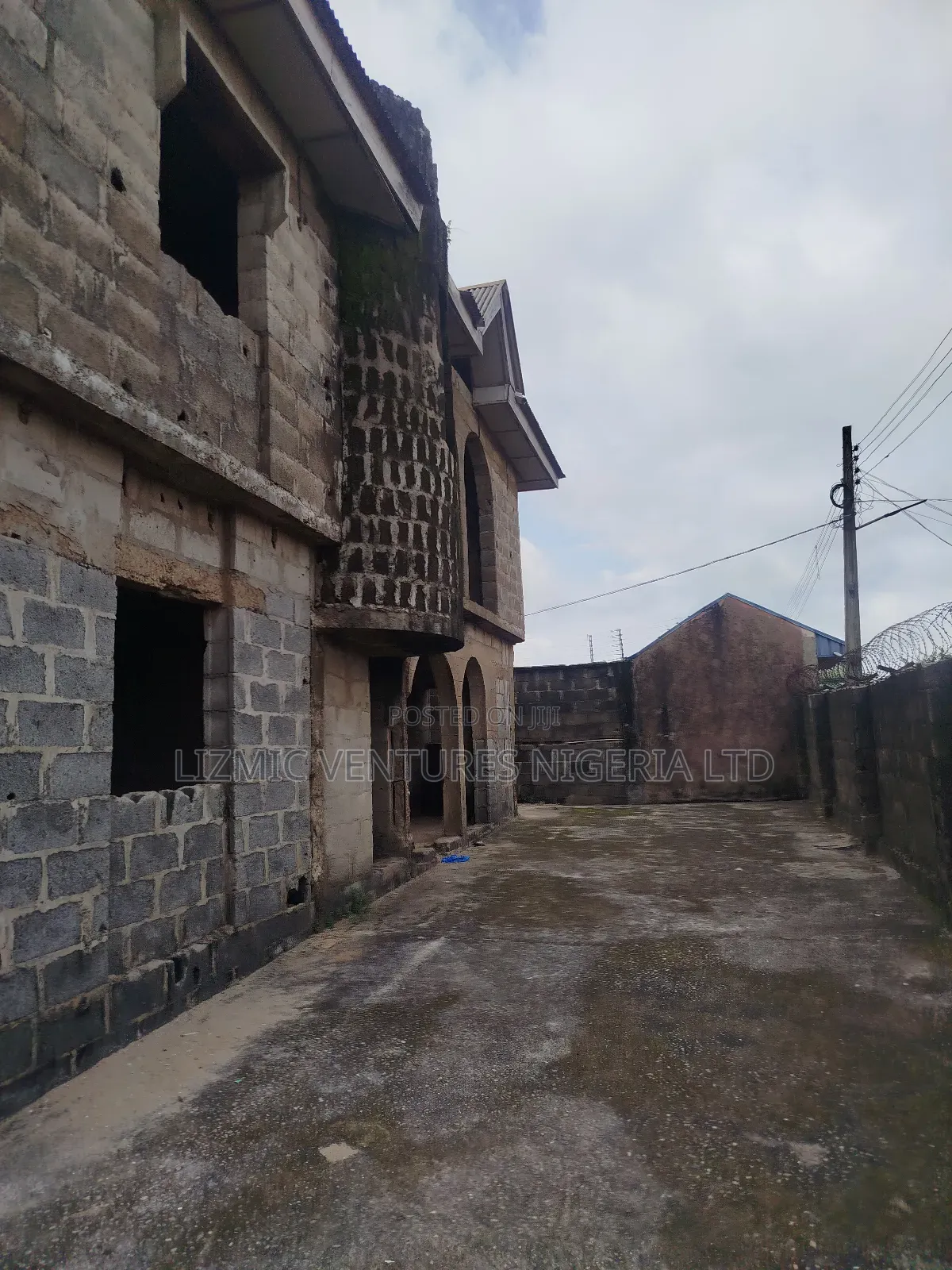3bdrm Block of Flats in Isuti Road, Ikotun / Ikotun/Igando for sale