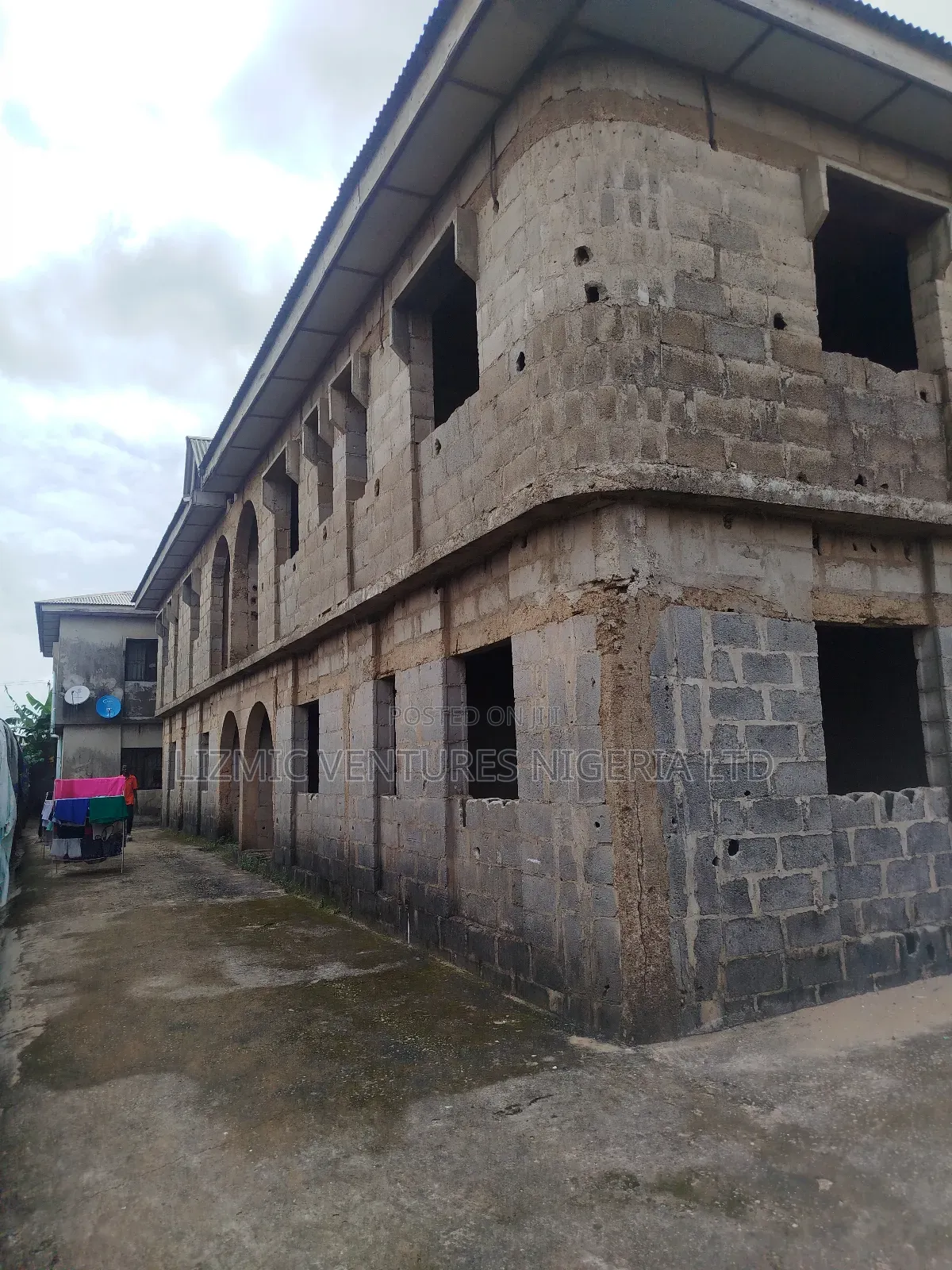3bdrm Block of Flats in Isuti Road, Ikotun / Ikotun/Igando for sale