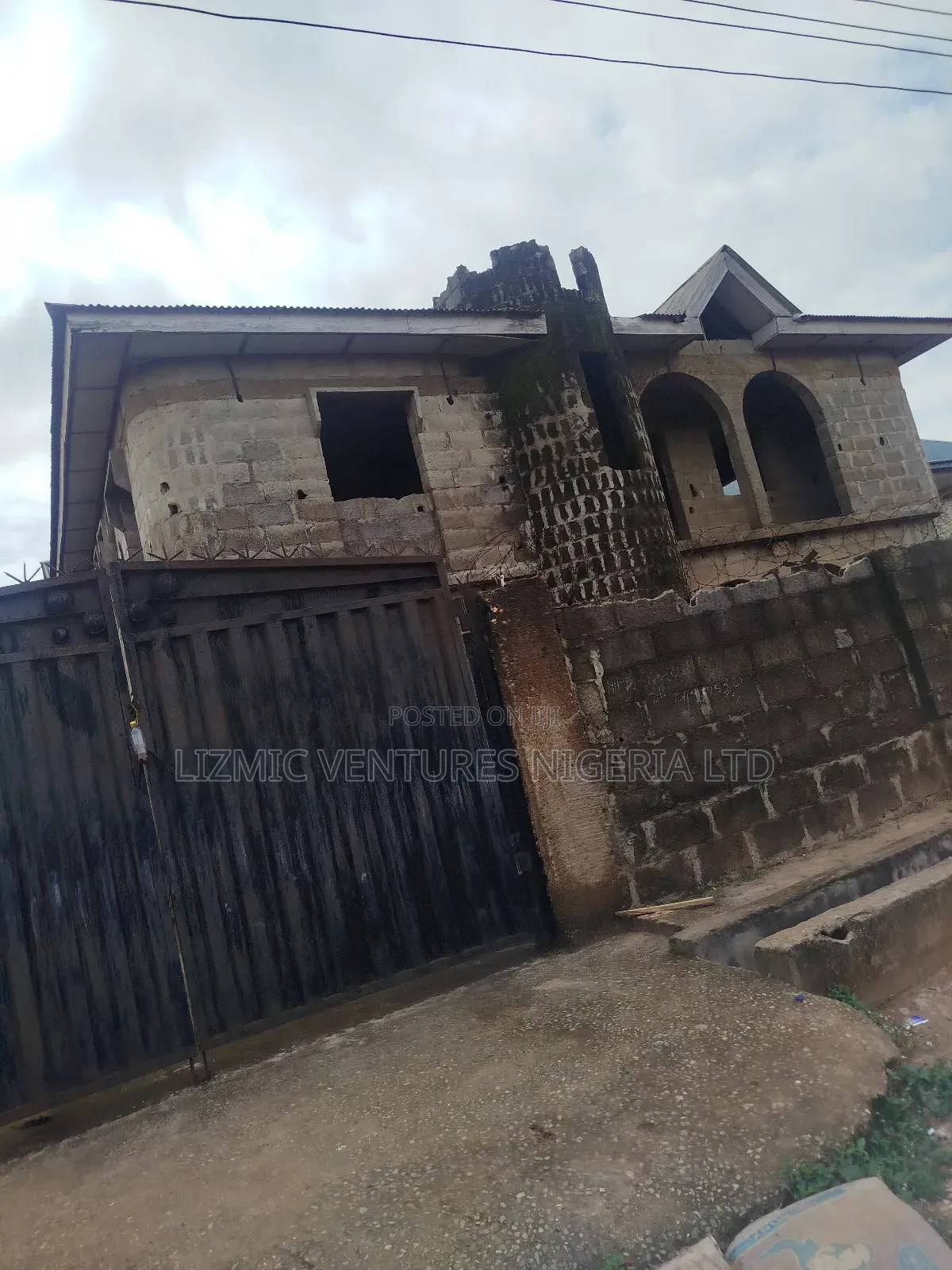 3bdrm Block of Flats in Isuti Road, Ikotun / Ikotun/Igando for sale