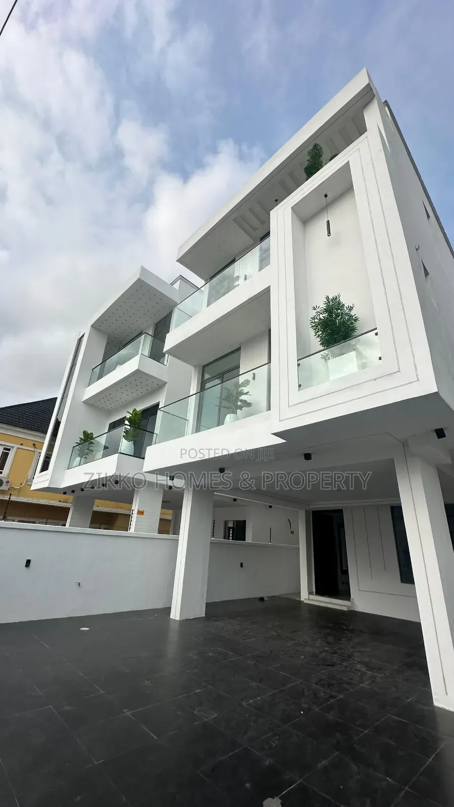 5bdrm Duplex in Chevron Drive, Lekki for sale