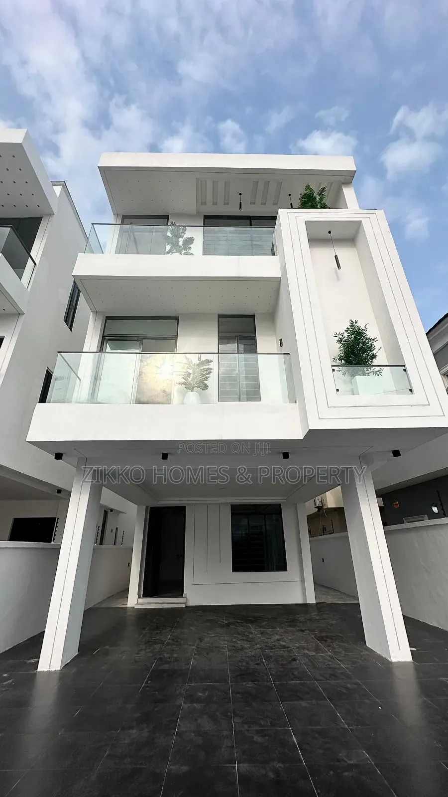 5bdrm Duplex in Chevron Drive, Lekki for sale