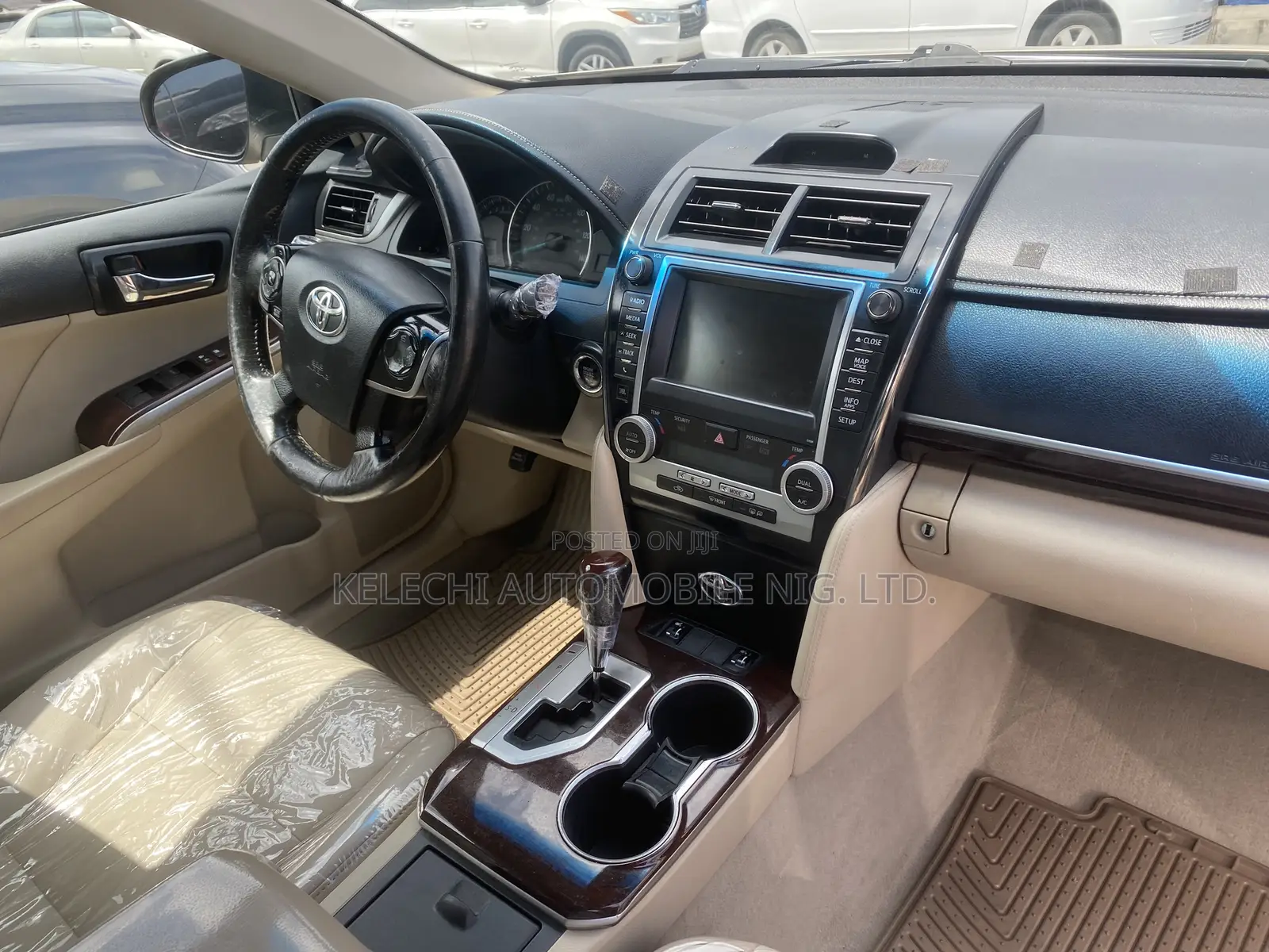 Toyota Camry XLE V6 4dr Sedan (3.5L 6cyl 6A) 2013 Gold