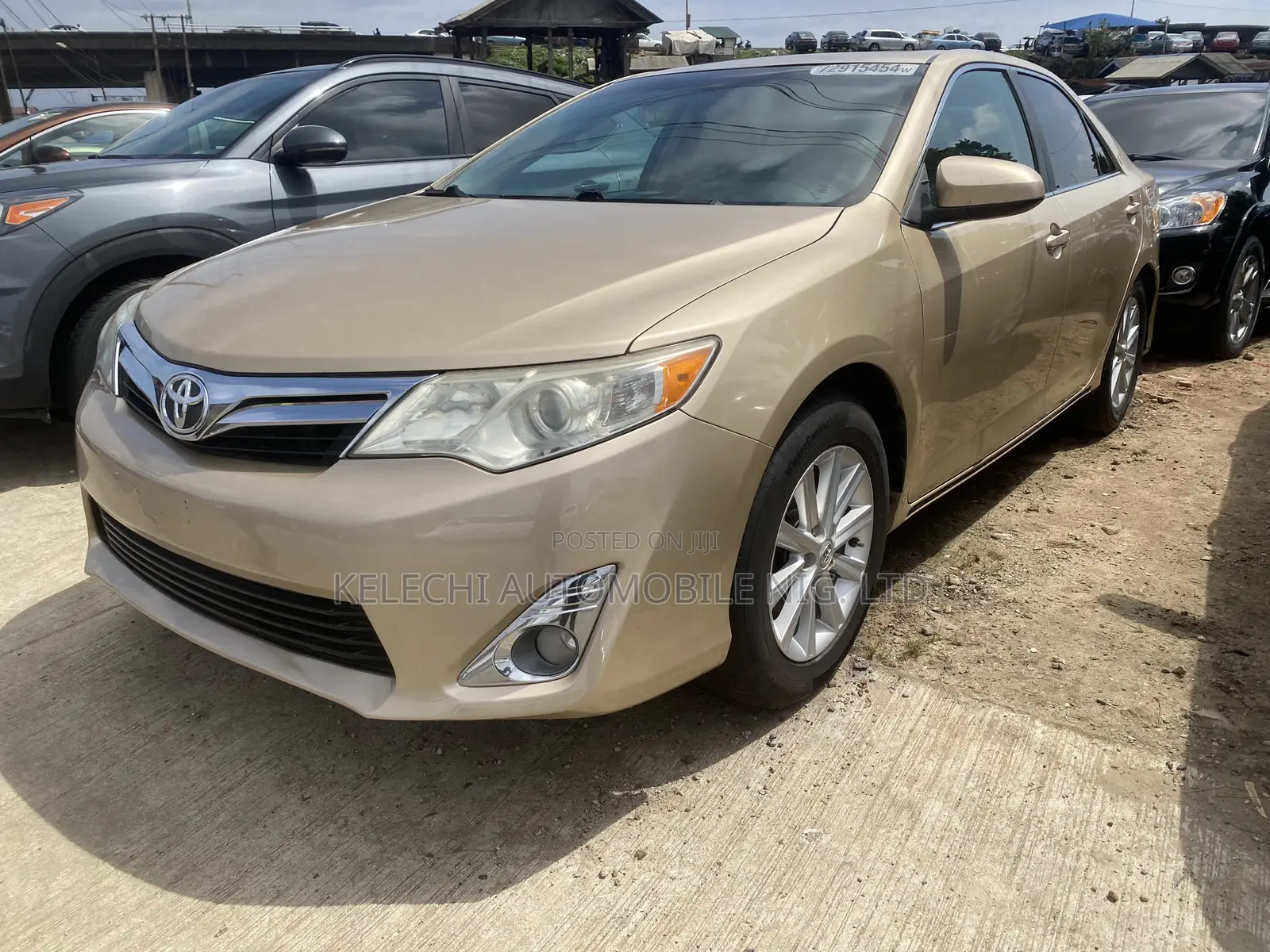 Toyota Camry XLE V6 4dr Sedan (3.5L 6cyl 6A) 2013 Gold