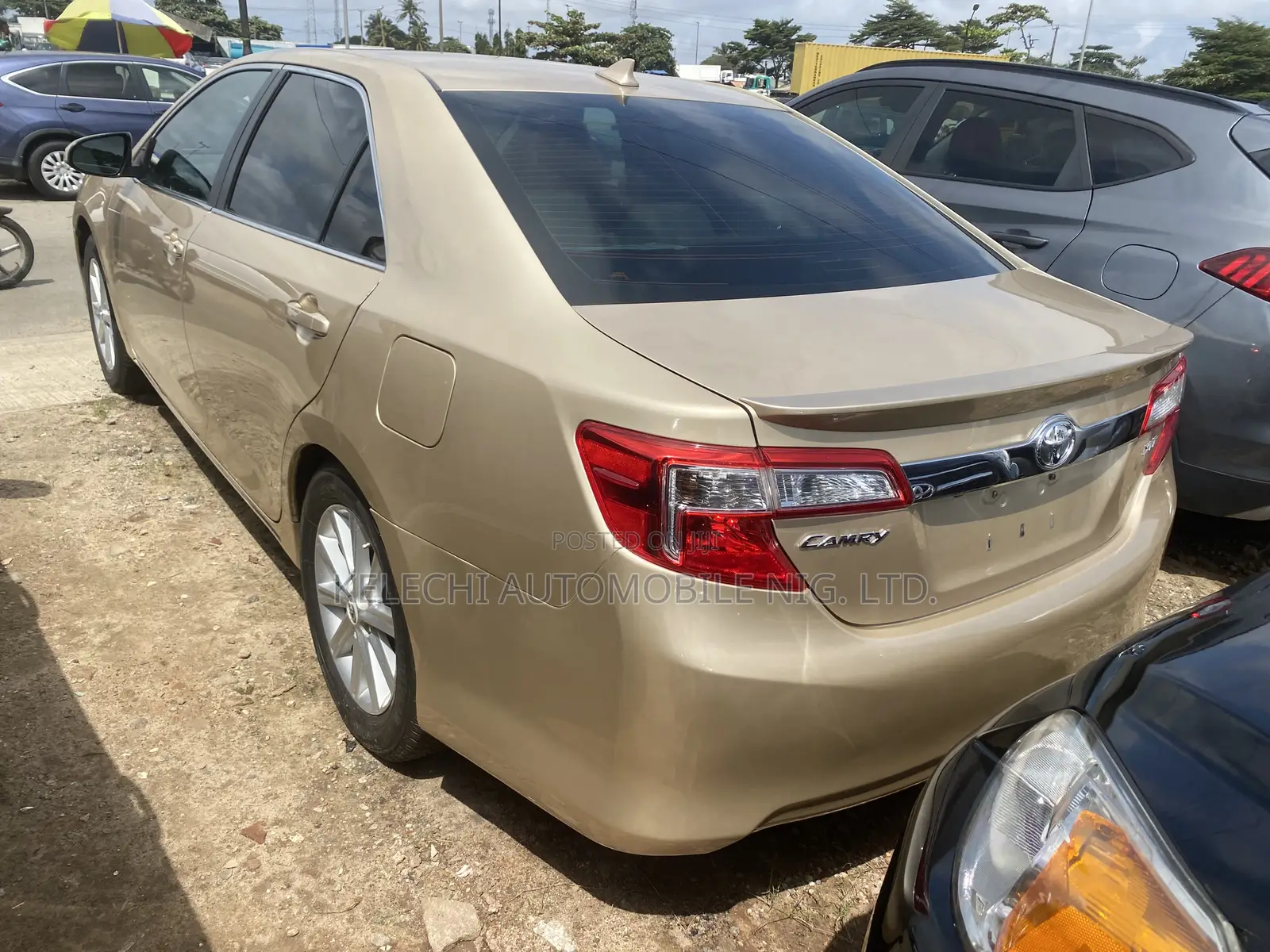 Toyota Camry XLE V6 4dr Sedan (3.5L 6cyl 6A) 2013 Gold