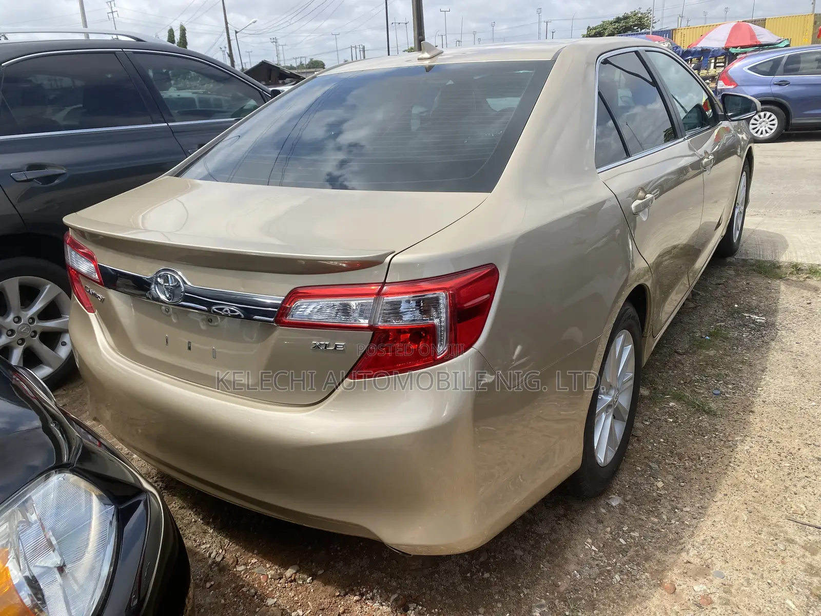 Toyota Camry XLE V6 4dr Sedan (3.5L 6cyl 6A) 2013 Gold