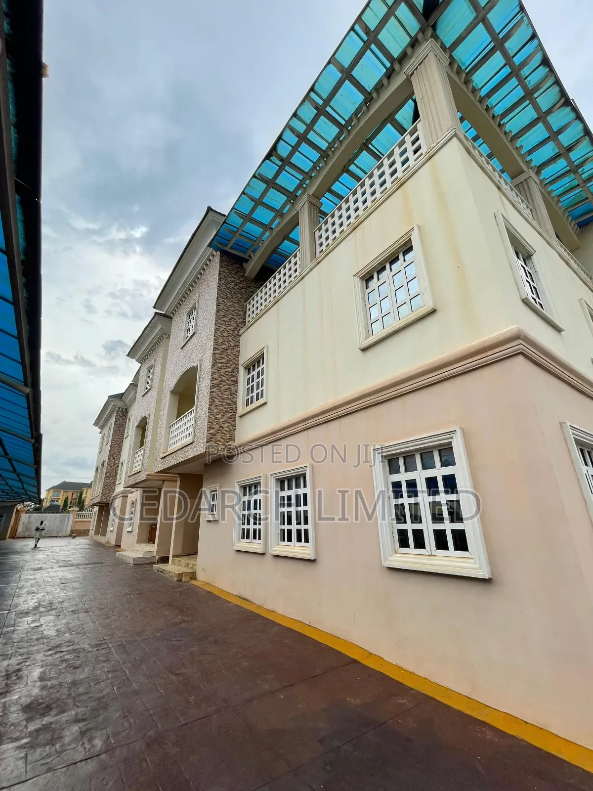 6bdrm Duplex in Kado for sale